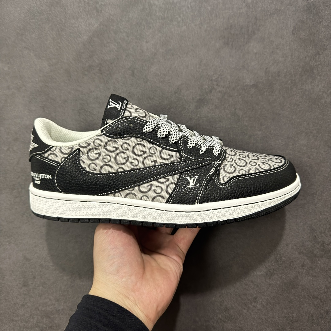 【定制版】Travis Scott x Fragment Design x Jordan Air Jordan 1 Low OG SP “LV联名——黑荔纹” 多方联名合作融合了Travi翻毛蓝勾s Scott 独特的音乐风格,藤原浩个性的设计风格以及Jordan品牌的经典元素 使其成为一双具有独特身份和价值的鞋子 清新而立体的外观加上联名标识更突出了其独特身份 这种配色方案显示出活力和时尚感 在视觉上引人注目 鞋身的质感和细腻的细节处理使其显得高端而格调十足 这款“倒钩”联名是设计与创意完美结合 融合多方的个性风格是一款备受瞩目的潮流鞋款 低帮休闲板鞋 定制鞋盒 大厂纯原品质出货 超高清洁度 皮料切割干净无任何毛边 细节完美 货号:DZ5899-041 尺码:36 36.5 37.5 38 38.5 39 40 40.5 41 42 42.5 43 44 44.5 45 编码:HXSB330340-选品中心