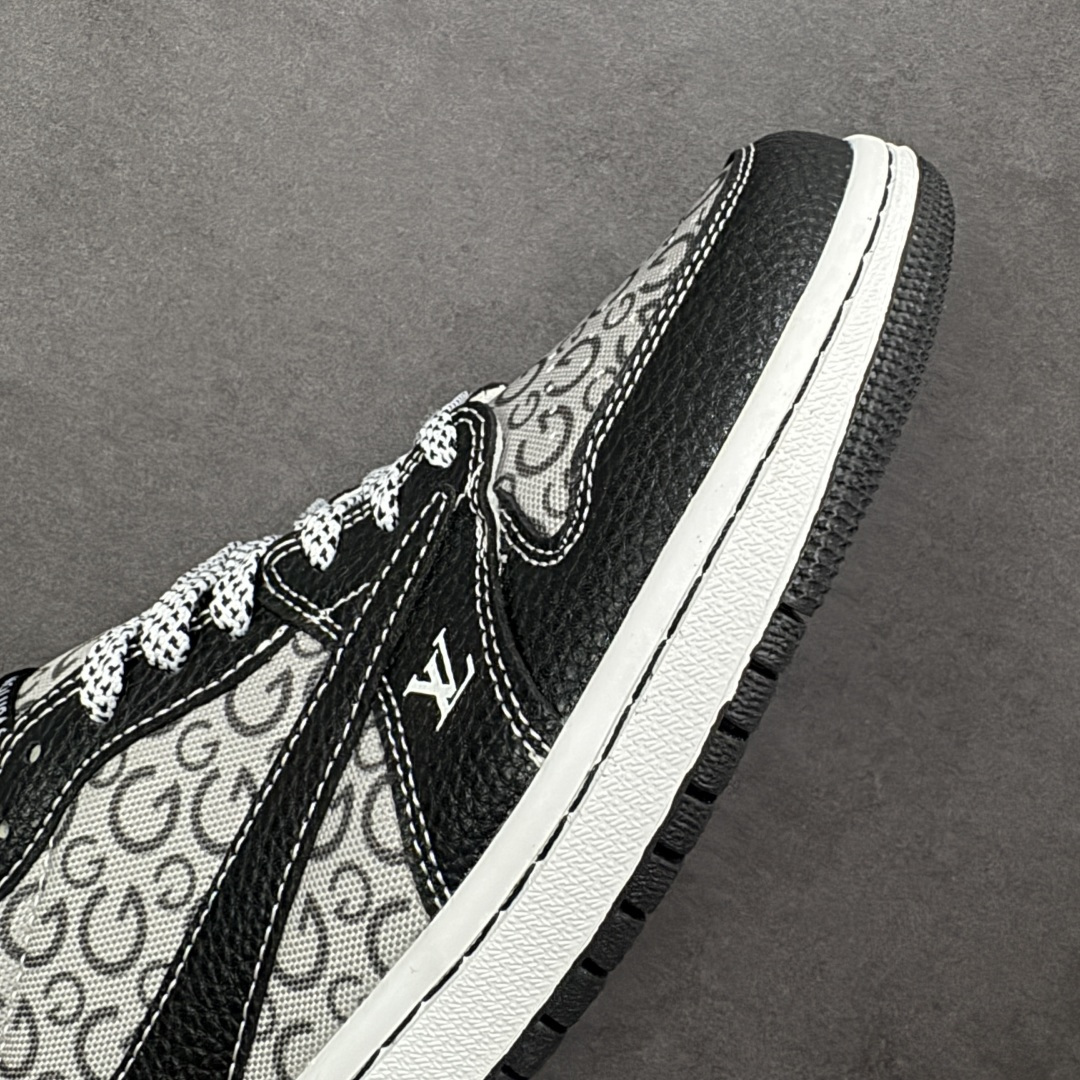 图片[5]-【定制版】Travis Scott x Fragment Design x Jordan Air Jordan 1 Low OG SP “LV联名——黑荔纹” 多方联名合作融合了Travi翻毛蓝勾s Scott 独特的音乐风格，藤原浩个性的设计风格以及Jordan品牌的经典元素 使其成为一双具有独特身份和价值的鞋子 清新而立体的外观加上联名标识更突出了其独特身份 这种配色方案显示出活力和时尚感 在视觉上引人注目 鞋身的质感和细腻的细节处理使其显得高端而格调十足 这款“倒钩”联名是设计与创意完美结合 融合多方的个性风格是一款备受瞩目的潮流鞋款 低帮休闲板鞋 定制鞋盒 大厂纯原品质出货 超高清洁度 皮料切割干净无任何毛边 细节完美 货号：DZ5899-041 尺码：36 36.5 37.5 38 38.5 39 40 40.5 41 42 42.5 43 44 44.5 45 编码：HXSB330340-选品中心