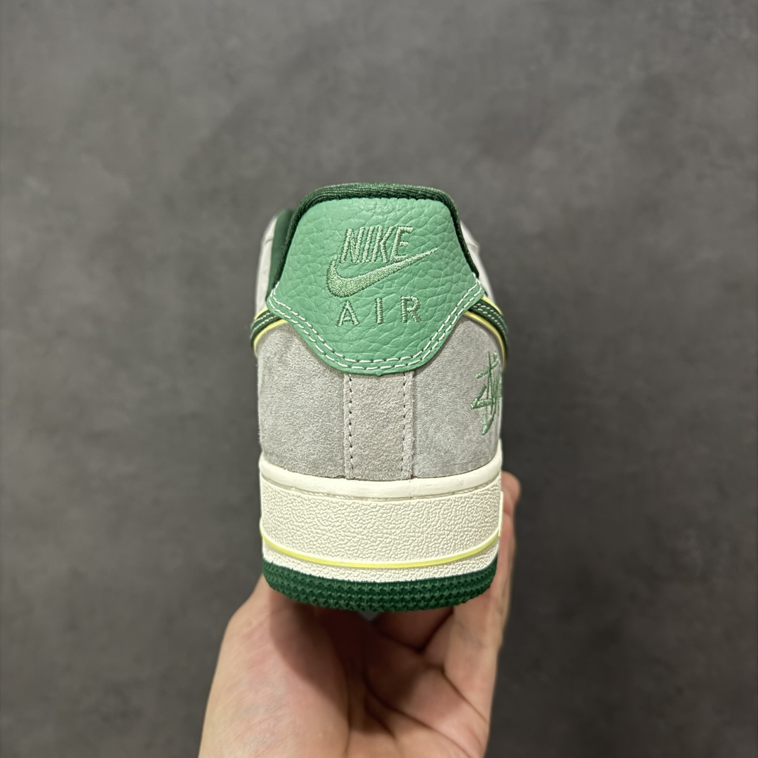 图片[4]-【定制版】NIke Air Force 1 \’07 Low “斯图西联名——绿灰猪八”空军一号 低帮 运动鞋 休闲鞋 折边针车 工艺难度大 原楦头原纸板 原装鞋盒 定制五金配件 内置全掌气垫 原厂鞋底 货号：SS1979-007 尺码：36 36.5 37.5 38 38.5 39 40 40.5 41 42 42.5 43 44 44.5 45 编码：HXSA310320-选品中心