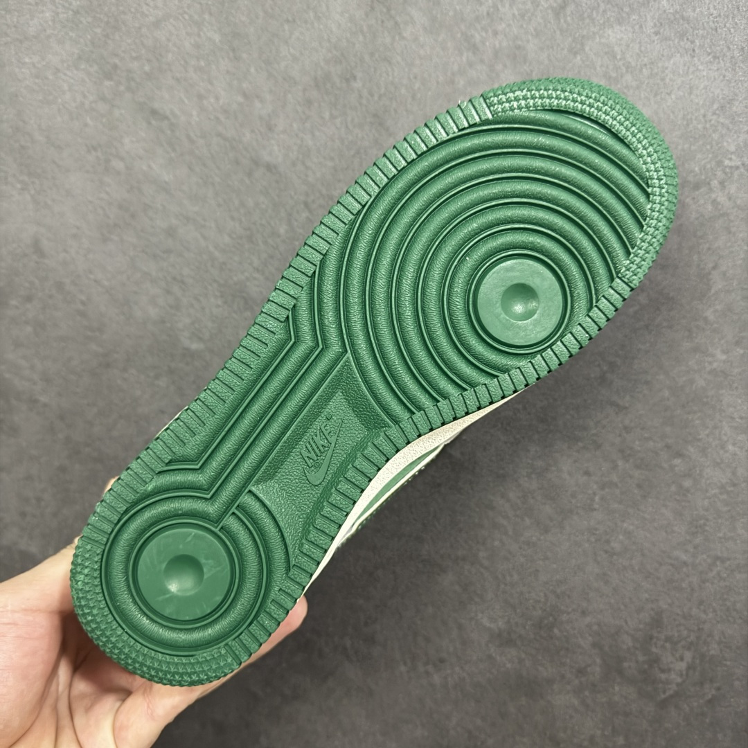 图片[9]-【定制版】NIke Air Force 1 \’07 Low “斯图西联名——绿灰猪八”空军一号 低帮 运动鞋 休闲鞋 折边针车 工艺难度大 原楦头原纸板 原装鞋盒 定制五金配件 内置全掌气垫 原厂鞋底 货号：SS1979-007 尺码：36 36.5 37.5 38 38.5 39 40 40.5 41 42 42.5 43 44 44.5 45 编码：HXSA310320-选品中心