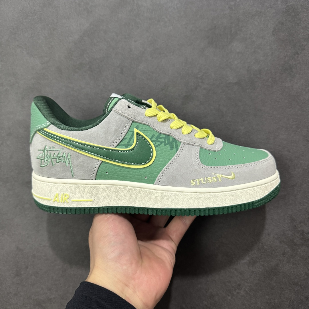 【定制版】NIke Air Force 1 \'07 Low “斯图西联名——绿灰猪八”空军一号 低帮 运动鞋 休闲鞋 折边针车 工艺难度大 原楦头原纸板 原装鞋盒 定制五金配件 内置全掌气垫 原厂鞋底 货号:SS1979-007 尺码:36 36.5 37.5 38 38.5 39 40 40.5 41 42 42.5 43 44 44.5 45 编码:HXSA310320-选品中心
