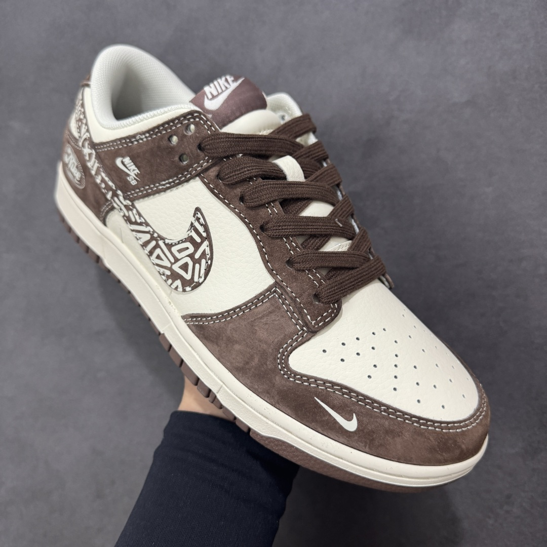 图片[3]-【定制版】Nike SB Dunk Low 联名 白粽麂皮 高端定制 低帮休闲板鞋 XD1588-240  #定制鞋盒 大厂纯原品质出货 超高清洁度 皮料切割干净无任何毛边 细节完美   尺码：36 36.5 37.5 38 38.5 39 40 40.5 41 42 42.5 43 44 44.5 45-选品中心