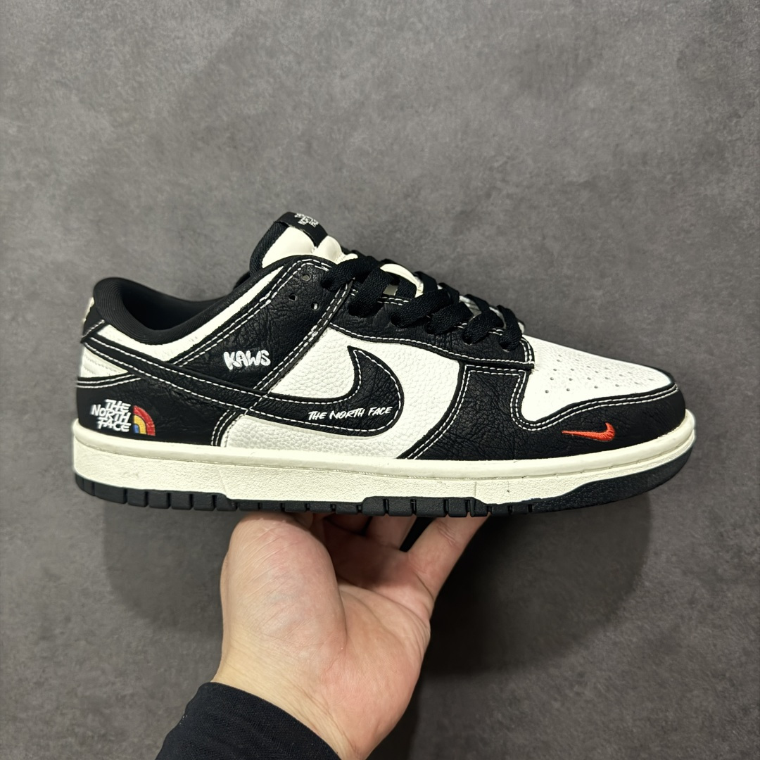 【定制版】Nike SB Dunk Low 北面联名 黑白 高端定制 低帮休闲板鞋 #定制鞋盒 大厂纯原品质出货 超高清洁度 皮料切割干净无任何毛边 细节完美 货号:YF9511-915 尺码:36 36.5 37.5 38 38.5 39 40 40.5 41 42 42.5 43 44 44.5 45-选品中心