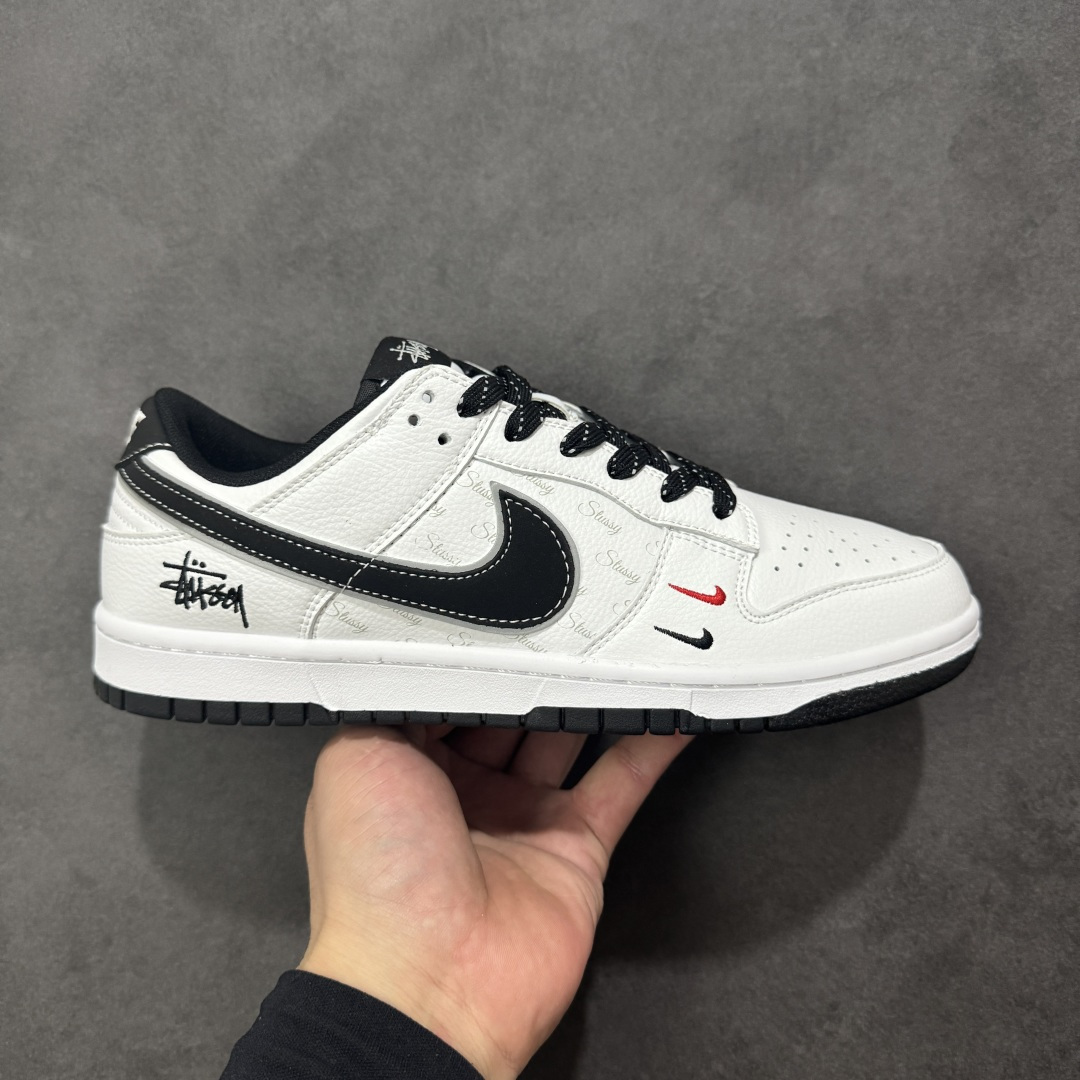【定制版】Nike Dunk Low Retro 斯图西联名 周年高端定制 低帮休闲板鞋 #定制鞋盒 大厂纯原品质出货 超高清洁度 皮料切割干净无任何毛边细节完美 货号:CS1688-127 尺码:36 36.5 37.5 38 38.5 39 40 40.5 41 42 42.5 43 44 44.5 45-选品中心