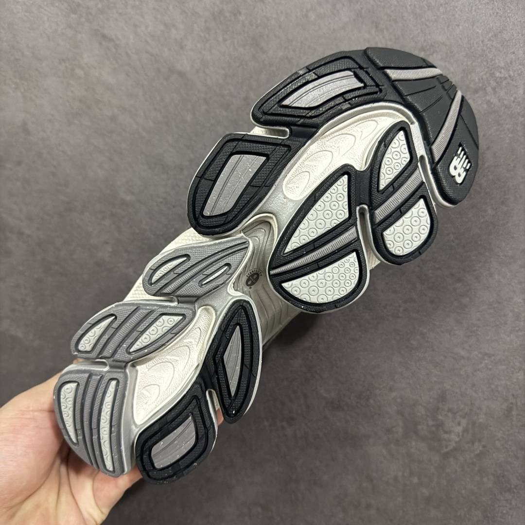 图片[9]-【公司级】New Balance NB2000舒适百搭防滑耐磨 低帮 休闲跑步鞋男女同款，2000款通过无缝流线型鞋面轮廓无疑偏向于前者，通过现代结构实现标志性的分层外观。然而，鞋舌和系带坚持经典的设置，使其保持了一点复古跑步者的美感。中底缓冲单元是争论的话题。侧面有五个不同的ABZORB缓冲垫，每个都有水平折痕，用于弯曲。内侧重复了五吊舱设置，并带有一个暴露的中足板。后跟缓冲在后跟处一分为二，类似于9060的平台的布置方式。 货号：U20007SC 尺码：36-46（半）-选品中心