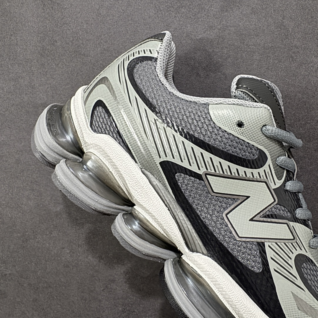 图片[6]-【公司级】New Balance NB2000舒适百搭防滑耐磨 低帮 休闲跑步鞋男女同款，2000款通过无缝流线型鞋面轮廓无疑偏向于前者，通过现代结构实现标志性的分层外观。然而，鞋舌和系带坚持经典的设置，使其保持了一点复古跑步者的美感。中底缓冲单元是争论的话题。侧面有五个不同的ABZORB缓冲垫，每个都有水平折痕，用于弯曲。内侧重复了五吊舱设置，并带有一个暴露的中足板。后跟缓冲在后跟处一分为二，类似于9060的平台的布置方式。 货号：U20007SC 尺码：36-46（半）-选品中心