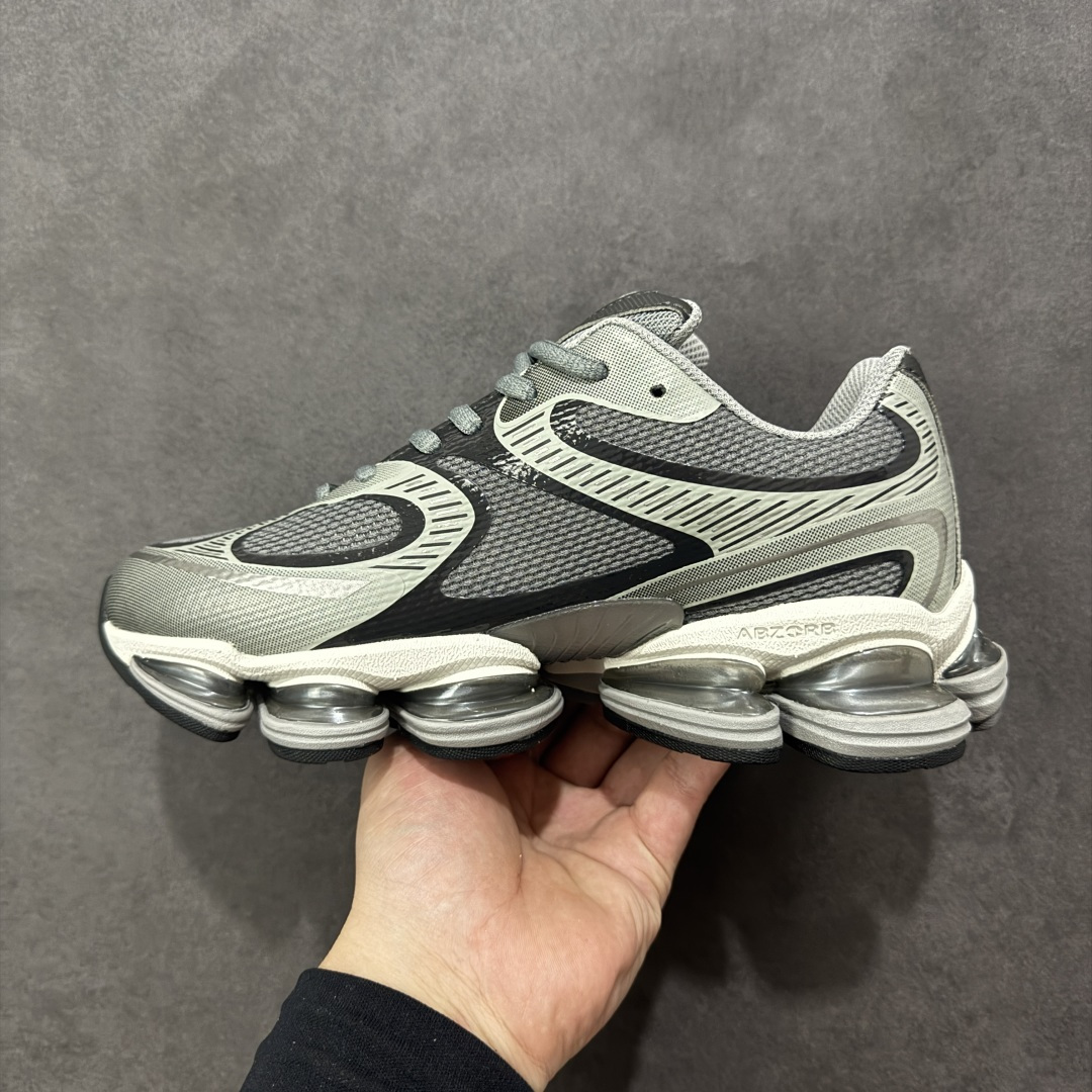 图片[2]-【公司级】New Balance NB2000舒适百搭防滑耐磨 低帮 休闲跑步鞋男女同款，2000款通过无缝流线型鞋面轮廓无疑偏向于前者，通过现代结构实现标志性的分层外观。然而，鞋舌和系带坚持经典的设置，使其保持了一点复古跑步者的美感。中底缓冲单元是争论的话题。侧面有五个不同的ABZORB缓冲垫，每个都有水平折痕，用于弯曲。内侧重复了五吊舱设置，并带有一个暴露的中足板。后跟缓冲在后跟处一分为二，类似于9060的平台的布置方式。 货号：U20007SC 尺码：36-46（半）-选品中心