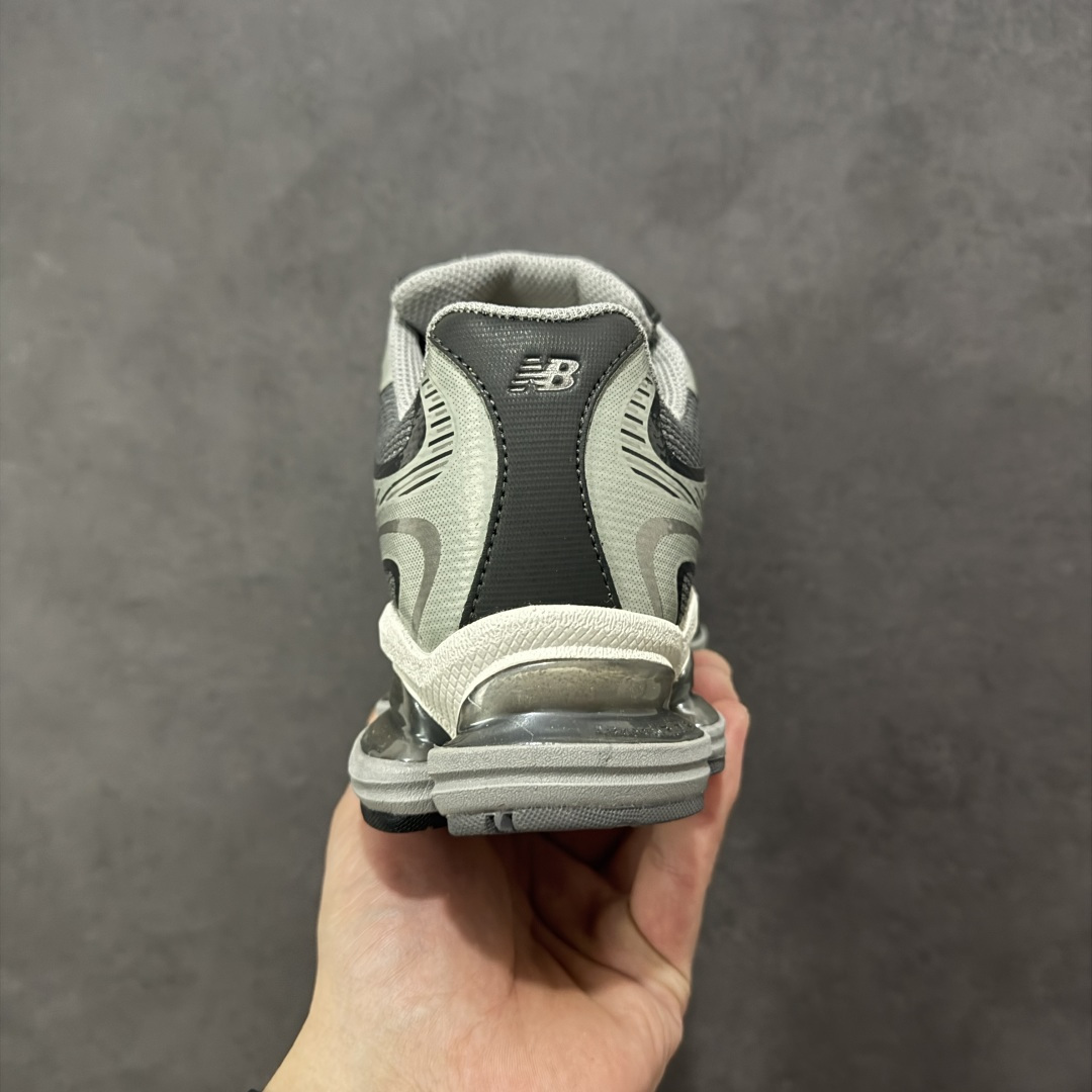 图片[4]-【公司级】New Balance NB2000舒适百搭防滑耐磨 低帮 休闲跑步鞋男女同款，2000款通过无缝流线型鞋面轮廓无疑偏向于前者，通过现代结构实现标志性的分层外观。然而，鞋舌和系带坚持经典的设置，使其保持了一点复古跑步者的美感。中底缓冲单元是争论的话题。侧面有五个不同的ABZORB缓冲垫，每个都有水平折痕，用于弯曲。内侧重复了五吊舱设置，并带有一个暴露的中足板。后跟缓冲在后跟处一分为二，类似于9060的平台的布置方式。 货号：U20007SC 尺码：36-46（半）-选品中心