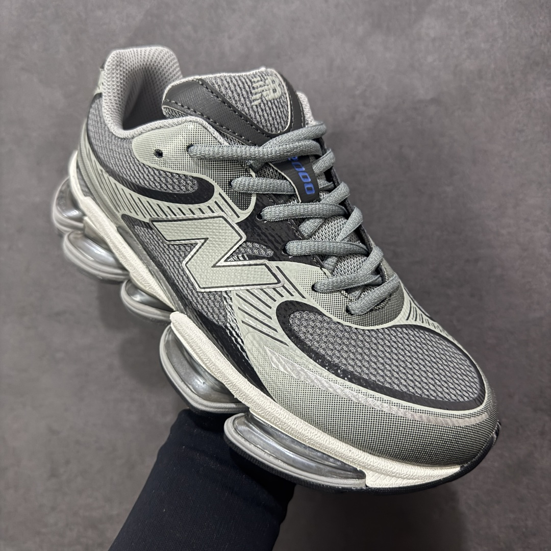 图片[3]-【公司级】New Balance NB2000舒适百搭防滑耐磨 低帮 休闲跑步鞋男女同款，2000款通过无缝流线型鞋面轮廓无疑偏向于前者，通过现代结构实现标志性的分层外观。然而，鞋舌和系带坚持经典的设置，使其保持了一点复古跑步者的美感。中底缓冲单元是争论的话题。侧面有五个不同的ABZORB缓冲垫，每个都有水平折痕，用于弯曲。内侧重复了五吊舱设置，并带有一个暴露的中足板。后跟缓冲在后跟处一分为二，类似于9060的平台的布置方式。 货号：U20007SC 尺码：36-46（半）-选品中心