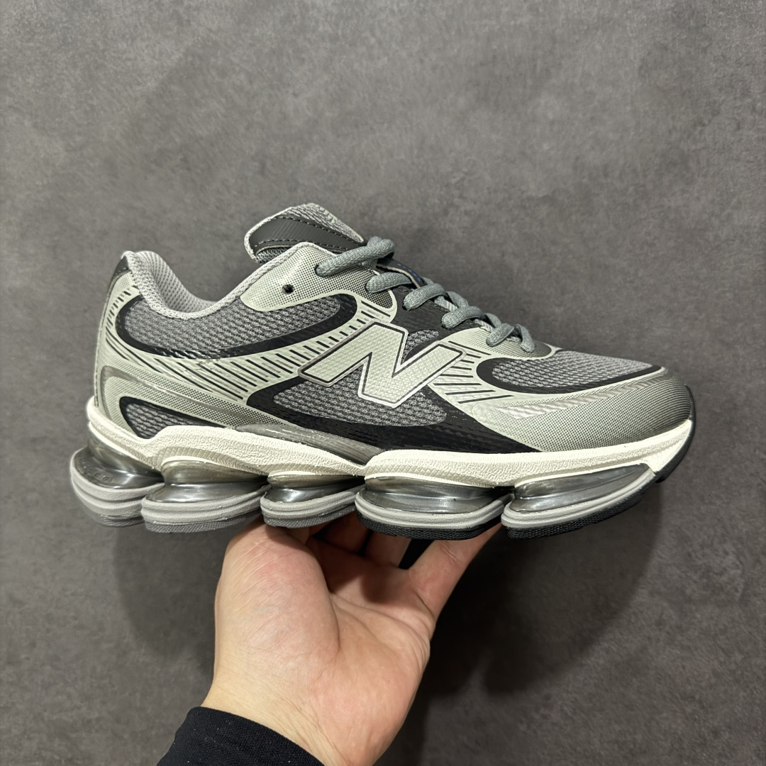 【公司级】New Balance NB2000舒适百搭防滑耐磨 低帮 休闲跑步鞋男女同款,2000款通过无缝流线型鞋面轮廓无疑偏向于前者,通过现代结构实现标志性的分层外观。然而,鞋舌和系带坚持经典的设置,使其保持了一点复古跑步者的美感。中底缓冲单元是争论的话题。侧面有五个不同的ABZORB缓冲垫,每个都有水平折痕,用于弯曲。内侧重复了五吊舱设置,并带有一个暴露的中足板。后跟缓冲在后跟处一分为二,类似于9060的平台的布置方式。 货号:U20007SC 尺码:36-46(半)-选品中心
