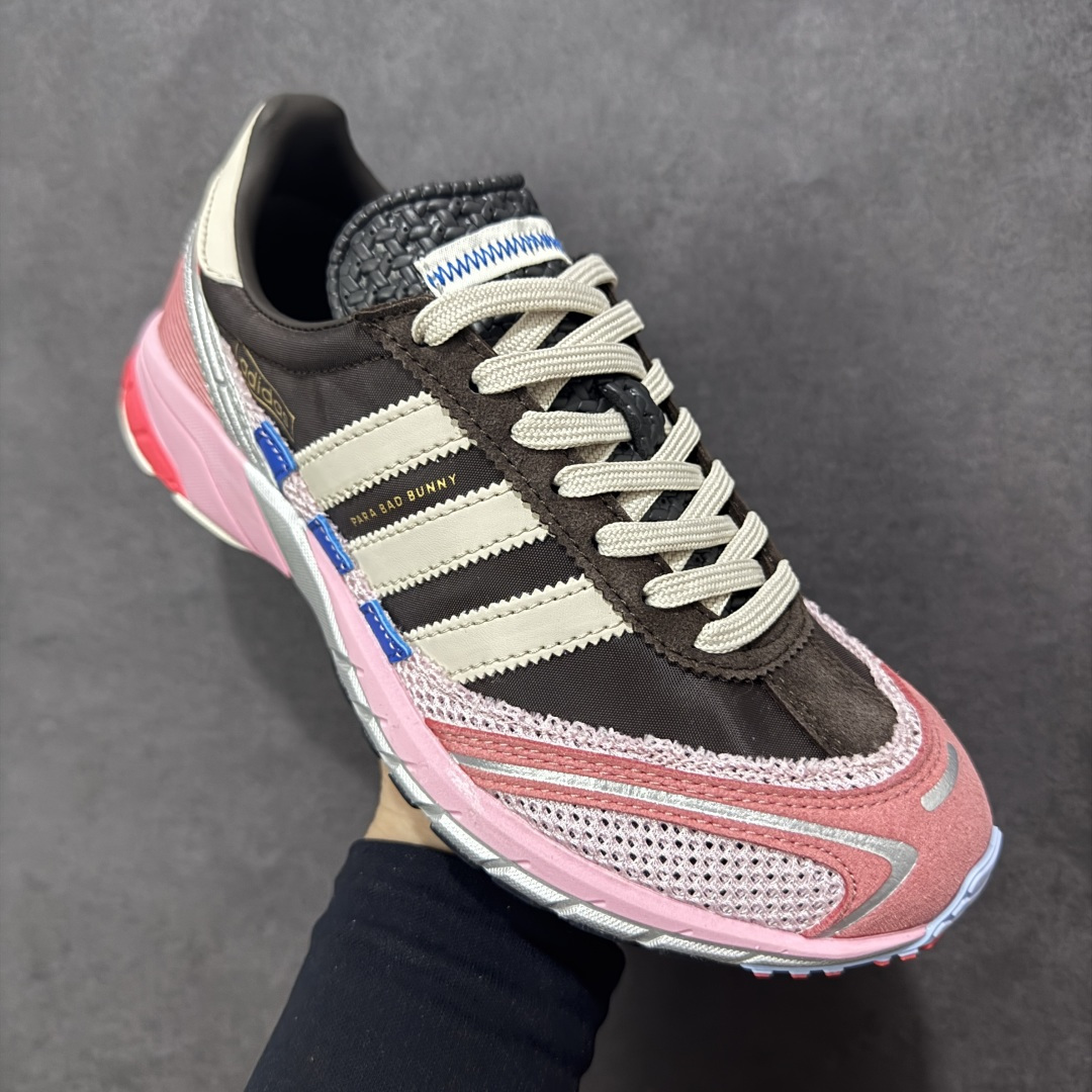 图片[3]-【公司级】Bad Bunny x adidas 以 Adizero SL 72奶油坏痞兔联名 复古休闲运动鞋 Bad Bunny x adidas Adizero SL 72最新合作鞋款，巧妙地将经典设计与现代创新相结合。这款跑鞋融合了经典 SL 72 的复古元素和 Adizero 系列的尖端设计。全鞋采用多层结构打造，并通过华夫格网眼布、麂皮、皮革和灯芯绒等质感材质的拼接，营造极具高级格调的层次视觉；印在足弓处的「Para Bad Bunny」字样则凸显鞋款合作身份。 货号： JP5997 尺码： 36-45 带半码 编码：XSB220230-选品中心