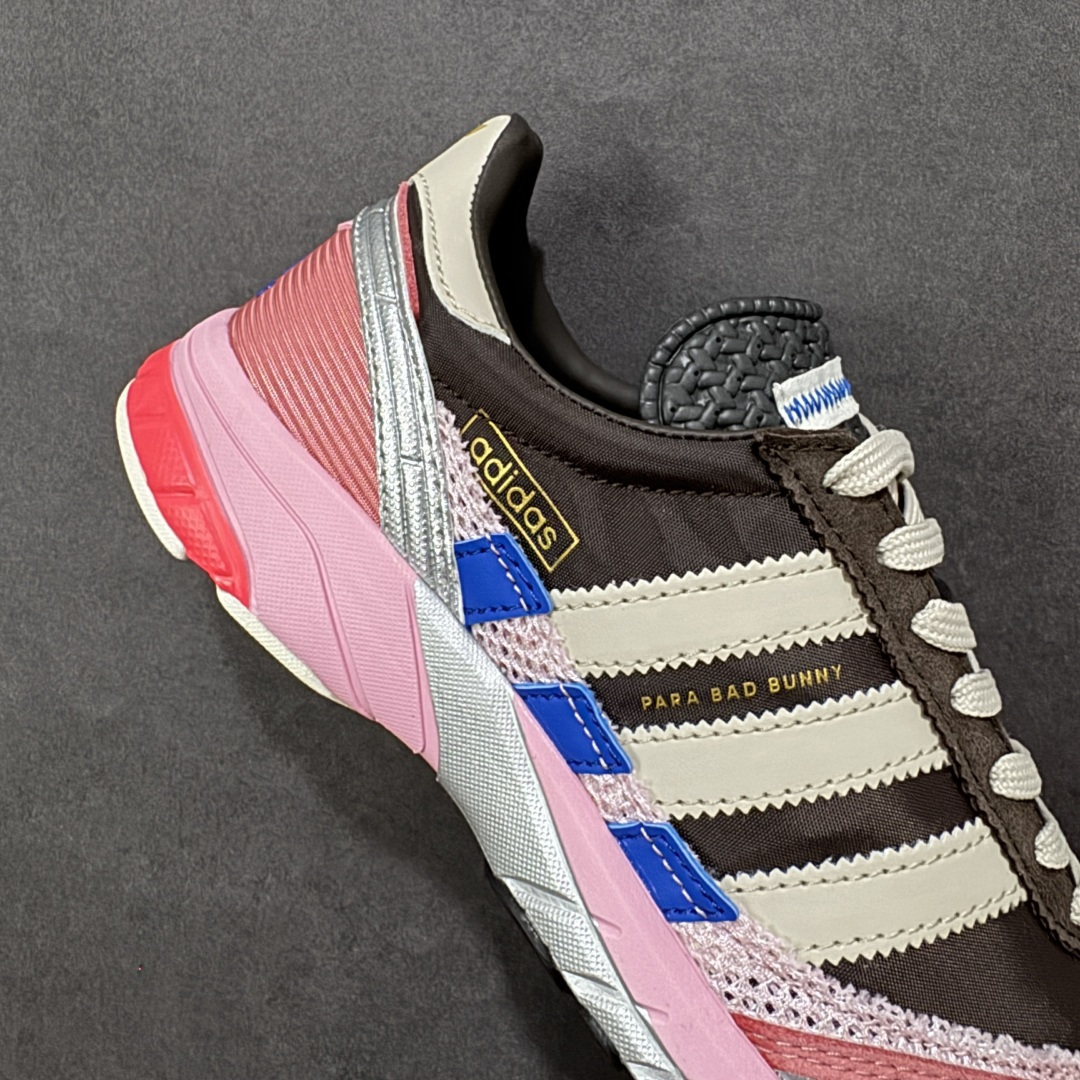 图片[6]-【公司级】Bad Bunny x adidas 以 Adizero SL 72奶油坏痞兔联名 复古休闲运动鞋 Bad Bunny x adidas Adizero SL 72最新合作鞋款，巧妙地将经典设计与现代创新相结合。这款跑鞋融合了经典 SL 72 的复古元素和 Adizero 系列的尖端设计。全鞋采用多层结构打造，并通过华夫格网眼布、麂皮、皮革和灯芯绒等质感材质的拼接，营造极具高级格调的层次视觉；印在足弓处的「Para Bad Bunny」字样则凸显鞋款合作身份。 货号： JP5997 尺码： 36-45 带半码 编码：XSB220230-选品中心