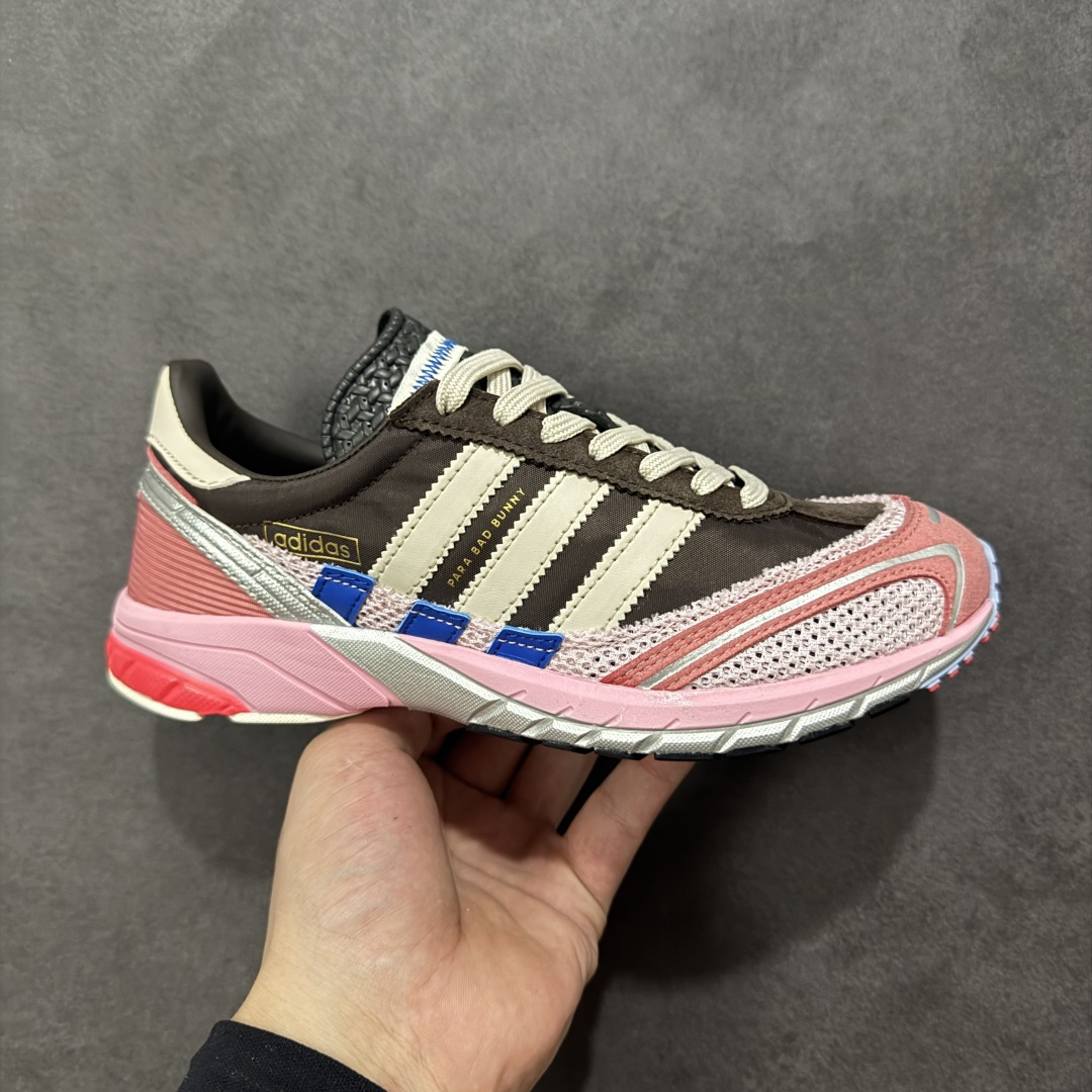 【公司级】Bad Bunny x adidas 以 Adizero SL 72奶油坏痞兔联名 复古休闲运动鞋 Bad Bunny x adidas Adizero SL 72最新合作鞋款,巧妙地将经典设计与现代创新相结合。这款跑鞋融合了经典 SL 72 的复古元素和 Adizero 系列的尖端设计。全鞋采用多层结构打造,并通过华夫格网眼布、麂皮、皮革和灯芯绒等质感材质的拼接,营造极具高级格调的层次视觉;印在足弓处的「Para Bad Bunny」字样则凸显鞋款合作身份。 货号: JP5997 尺码: 36-45 带半码 编码:XSB220230-选品中心