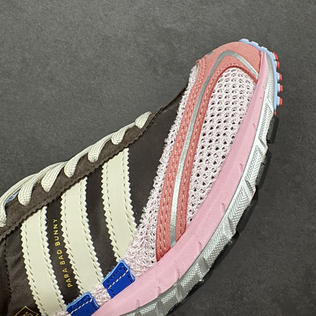 图片[5]-【公司级】Bad Bunny x adidas 以 Adizero SL 72奶油坏痞兔联名 复古休闲运动鞋 Bad Bunny x adidas Adizero SL 72最新合作鞋款，巧妙地将经典设计与现代创新相结合。这款跑鞋融合了经典 SL 72 的复古元素和 Adizero 系列的尖端设计。全鞋采用多层结构打造，并通过华夫格网眼布、麂皮、皮革和灯芯绒等质感材质的拼接，营造极具高级格调的层次视觉；印在足弓处的「Para Bad Bunny」字样则凸显鞋款合作身份。 货号： JP5997 尺码： 36-45 带半码 编码：XSB220230-选品中心