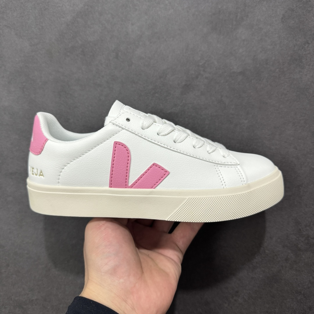 【福利特价】veja Recife Logo CHROMEFREE LEA 法国小众品牌Veja小白鞋 经典小板鞋 增高且有型 妥妥的通勤之王 VEJA始终以绿色地球和低碳运动为宗旨 品牌的所有单品也均用环保材料制作 始终以行动承担对环境的责任 此款VEJA 男女款情侣运动鞋 采用透气皮革鞋面 时尚简约 轻薄舒适 货号: CP052606 尺码: 36-45没半码-选品中心