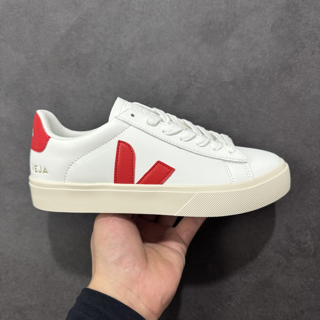 【福利特价】veja Recife Logo CHROMEFREE LEA 法国小众品牌Veja小白鞋 经典小板鞋 增高且有型 妥妥的通勤之王 VEJA始终以绿色地球和低碳运动为宗旨 品牌的所有单品也均用环保材料制作 始终以行动承担对环境的责任 此款VEJA 男女款情侣运动鞋 采用透气皮革鞋面 时尚简约 轻薄舒适 货号: CP052615 尺码: 36-45没半码-选品中心