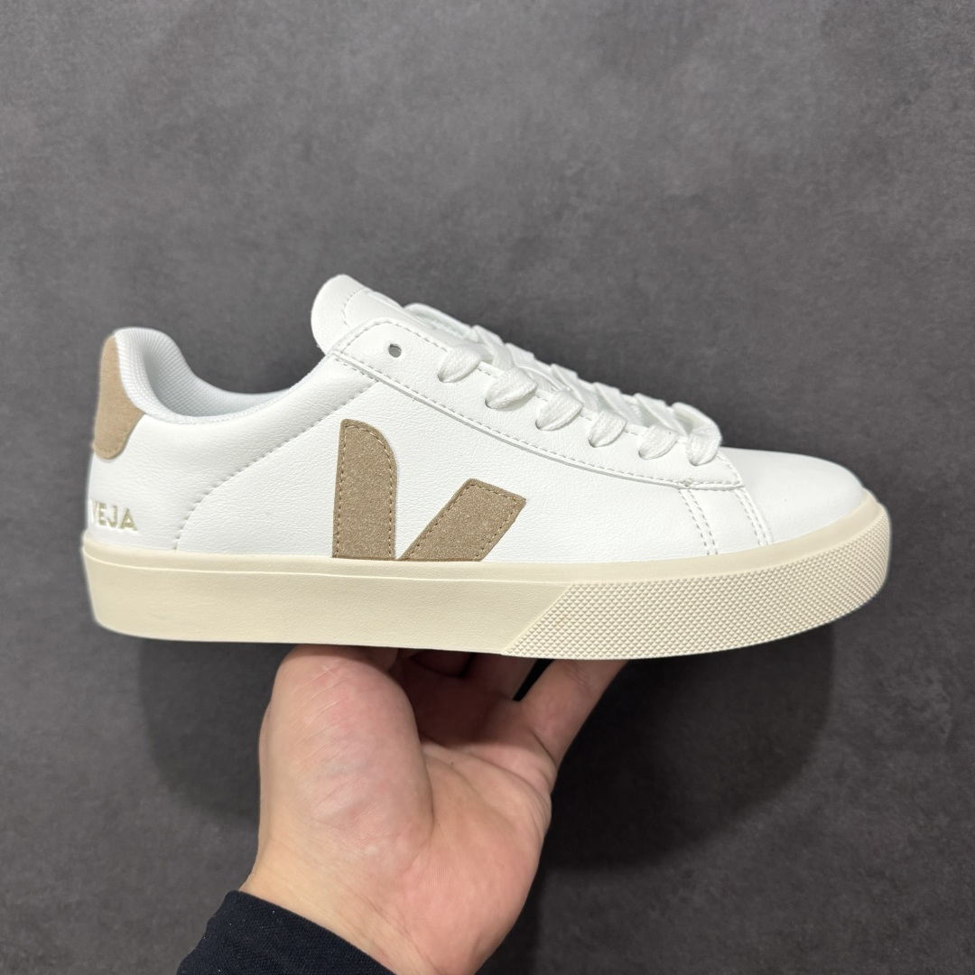 【福利特价】veja Recife Logo CHROMEFREE LEA 法国小众品牌Veja小白鞋 经典小板鞋 增高且有型 妥妥的通勤之王 VEJA始终以绿色地球和低碳运动为宗旨 品牌的所有单品也均用环保材料制作 始终以行动承担对环境的责任 此款VEJA 男女款情侣运动鞋 采用透气皮革鞋面 时尚简约 轻薄舒适 货号: CP0502920B 尺码: 36-45没半码-选品中心