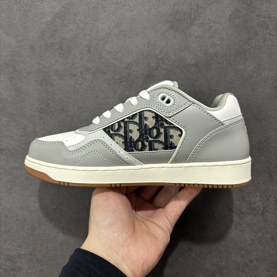 图片[2]-【YH版本】DIOR B27 Low \’Dior Oblique Galaxy 迪奥 低帮 黑色 牛皮织物徽标印花低邦休闲板鞋 这款B27低帮运动鞋是该系列新品，延续Dior的经典款式。采用灰色光滑牛皮革精心制作，侧面饰以米色和黑色Obliquex印花镶片；\”CD Lcons\”造型的鞋带孔眼巧妙精致，双色橡胶鞋底、后侧鞋口和鞋跟处均带有品牌标志性细节，提升格调。时尚百搭，可为各式造型增光添彩。 货号：3SN272ZIR_H165 尺码：38 39 40 41 42 43 44 45 46 编码：XSB270280-选品中心