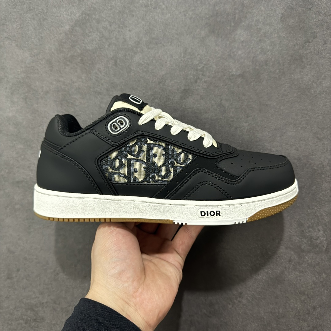 【YH版本】DIOR B27 Low \'Dior Oblique Galaxy 迪奥 低帮 黑色 牛皮织物徽标印花低邦休闲板鞋 这款B27低帮运动鞋是该系列新品,延续Dior的经典款式。采用灰色光滑牛皮革精心制作,侧面饰以米色和黑色Obliquex印花镶片;\