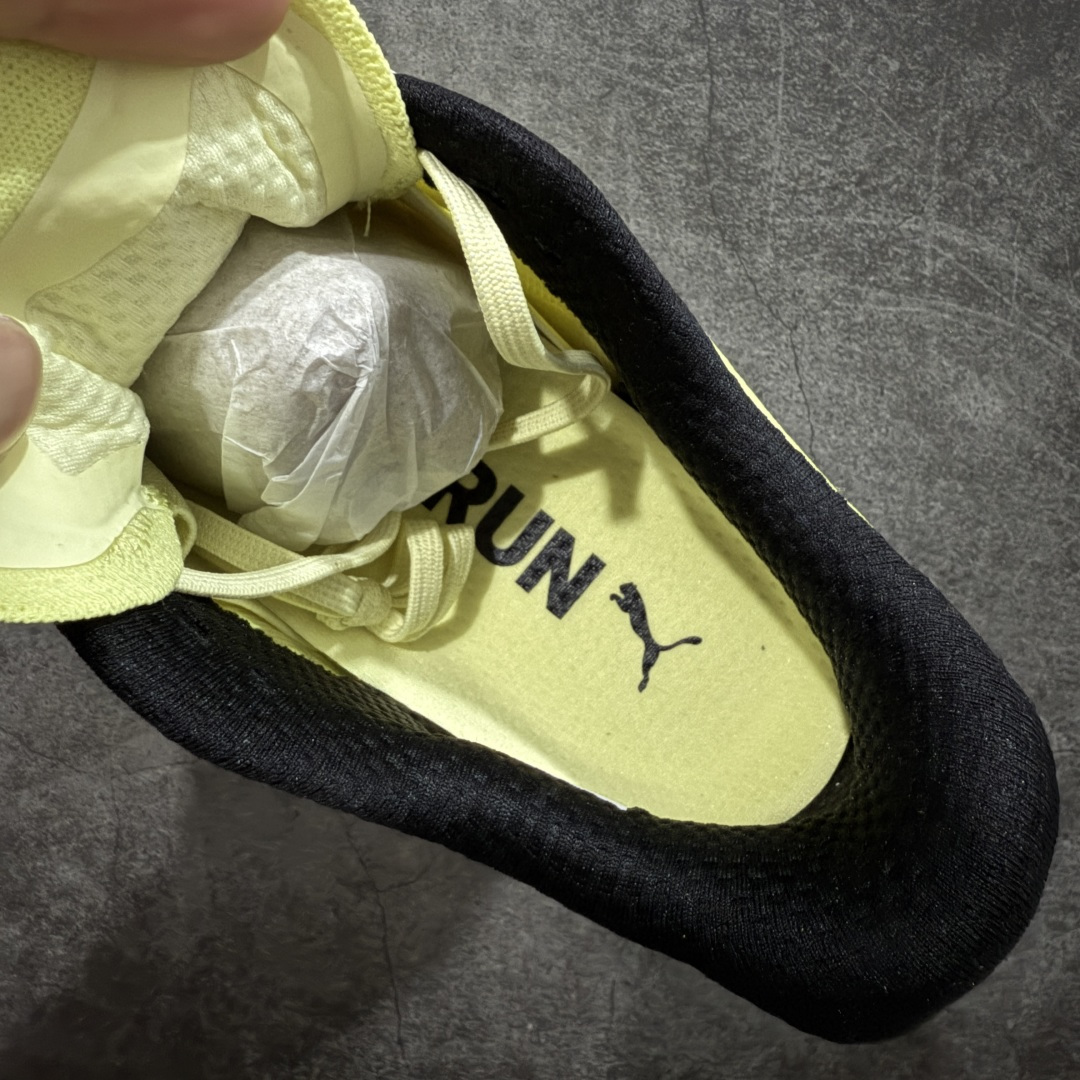 图片[7]-【纯原版】彪马彪破3 PUMA MAGNIFY NITRO 3代 PUMA跑鞋为跑步蓄 能，功能性和美观性兼备。搭载 PUMA NITRO 氮气中底，具备轻量与高缓冲回弹特性，打造柔软舒适脚感。以简约流畅的线条勾勒 PUMA 跑道，为鞋款增添一抹灵动气质。 鞋面 采用轻量化高弹织物鞋面，上脚透气舒适包覆，还确保了耐穿性和支撑性助力急速畅跑 中底 超临界NITRO氮气中底结合厚底轮廓舒适缓震，提供能力反馈，轻便柔软 跑步通勤皆可 鞋侧 PUMA 流线型跑道以明亮色彩呈现，勾勒活力运动美学 外底 采用 PUMAGRIP橡胶大底，止滑耐磨赋予跑者灵活自如的运动体验 货号 311046-05 尺码 36 37 37.5 38 38.5 39 40 40.5 41 42 42.5 43 44 44.5 45-选品中心