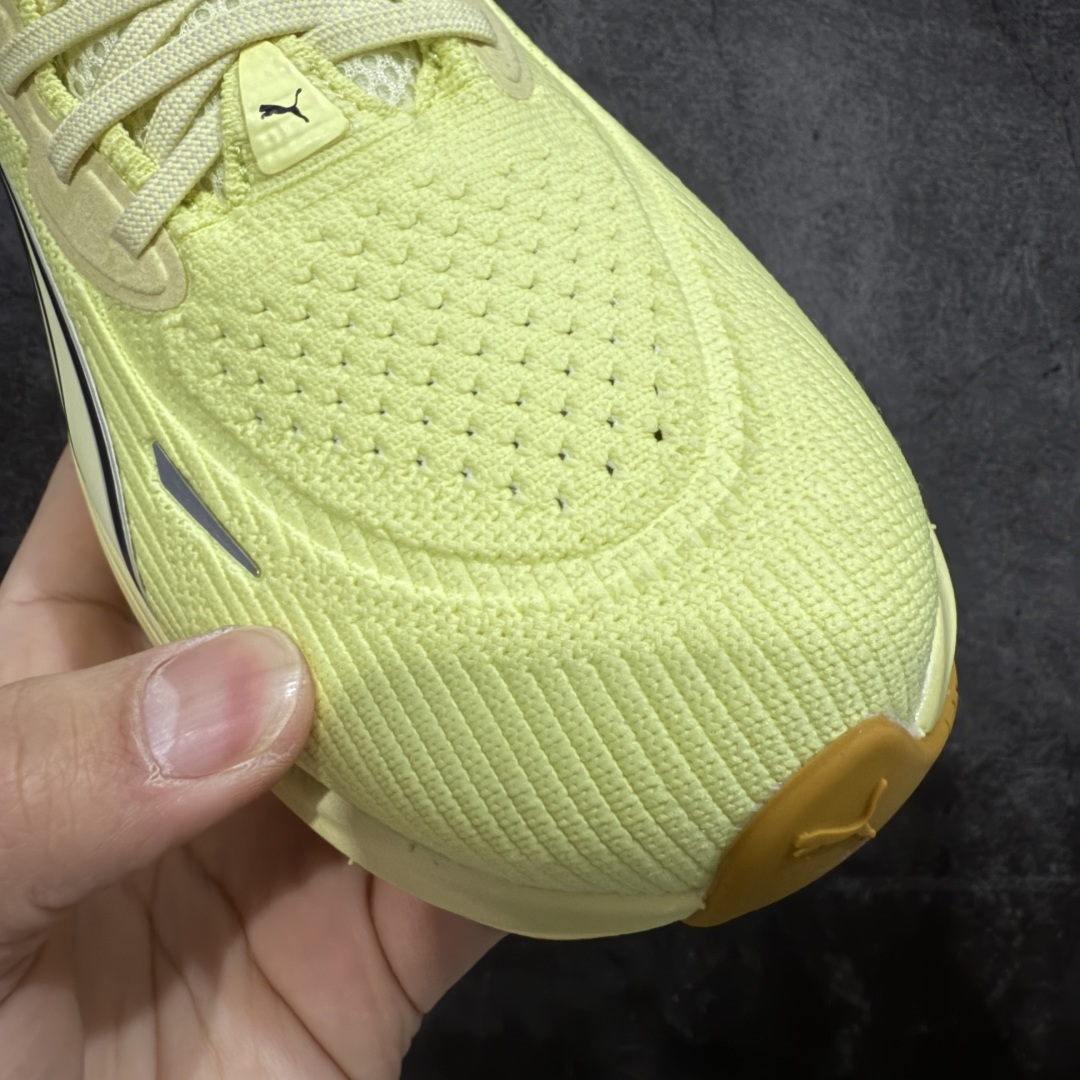 图片[5]-【纯原版】彪马彪破3 PUMA MAGNIFY NITRO 3代 PUMA跑鞋为跑步蓄 能，功能性和美观性兼备。搭载 PUMA NITRO 氮气中底，具备轻量与高缓冲回弹特性，打造柔软舒适脚感。以简约流畅的线条勾勒 PUMA 跑道，为鞋款增添一抹灵动气质。 鞋面 采用轻量化高弹织物鞋面，上脚透气舒适包覆，还确保了耐穿性和支撑性助力急速畅跑 中底 超临界NITRO氮气中底结合厚底轮廓舒适缓震，提供能力反馈，轻便柔软 跑步通勤皆可 鞋侧 PUMA 流线型跑道以明亮色彩呈现，勾勒活力运动美学 外底 采用 PUMAGRIP橡胶大底，止滑耐磨赋予跑者灵活自如的运动体验 货号 311046-05 尺码 36 37 37.5 38 38.5 39 40 40.5 41 42 42.5 43 44 44.5 45-选品中心