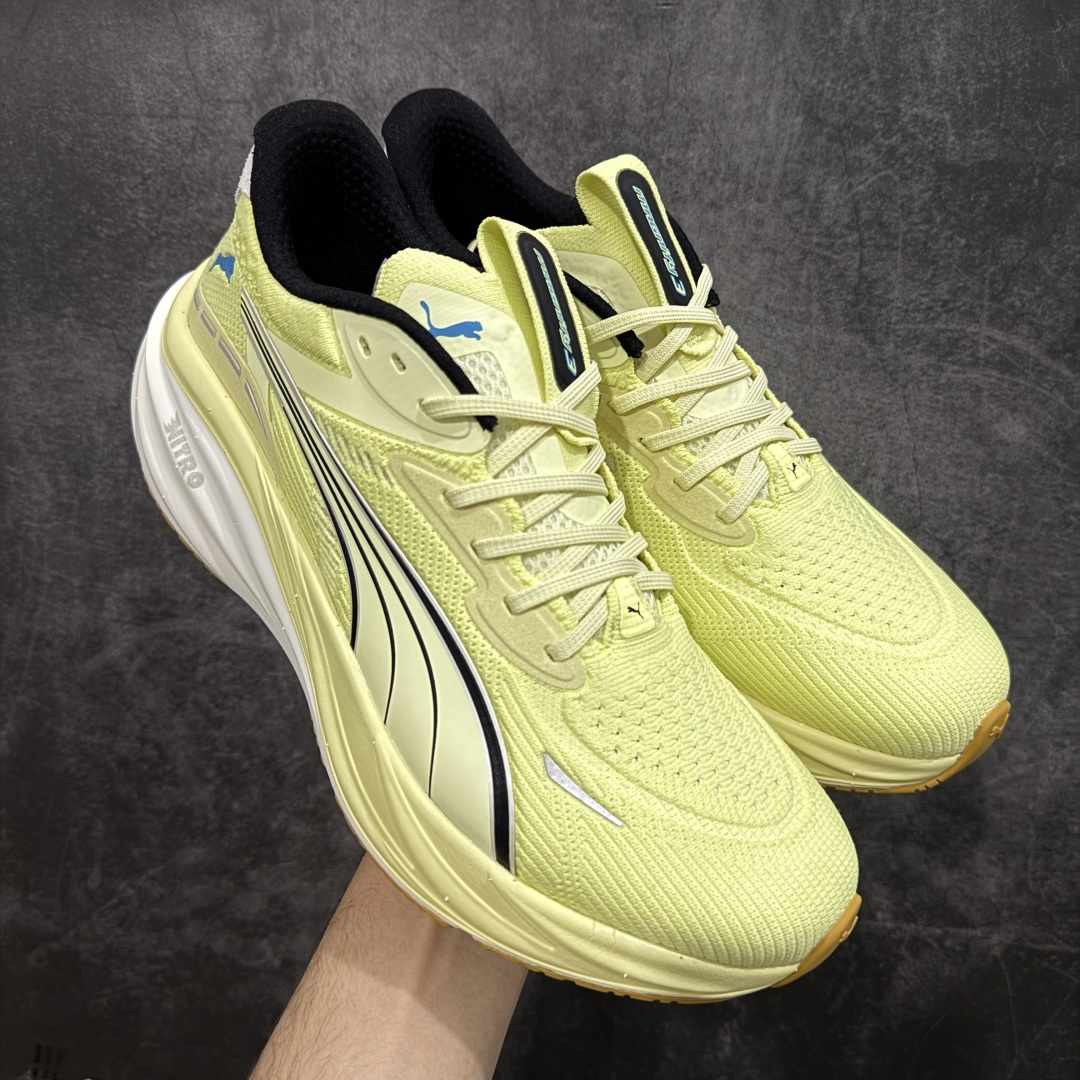 【纯原版】彪马彪破3 PUMA MAGNIFY NITRO 3代 PUMA跑鞋为跑步蓄 能,功能性和美观性兼备。搭载 PUMA NITRO 氮气中底,具备轻量与高缓冲回弹特性,打造柔软舒适脚感。以简约流畅的线条勾勒 PUMA 跑道,为鞋款增添一抹灵动气质。 鞋面 采用轻量化高弹织物鞋面,上脚透气舒适包覆,还确保了耐穿性和支撑性助力急速畅跑 中底 超临界NITRO氮气中底结合厚底轮廓舒适缓震,提供能力反馈,轻便柔软 跑步通勤皆可 鞋侧 PUMA 流线型跑道以明亮色彩呈现,勾勒活力运动美学 外底 采用 PUMAGRIP橡胶大底,止滑耐磨赋予跑者灵活自如的运动体验 货号 311046-05 尺码 36 37 37.5 38 38.5 39 40 40.5 41 42 42.5 43 44 44.5 45-选品中心