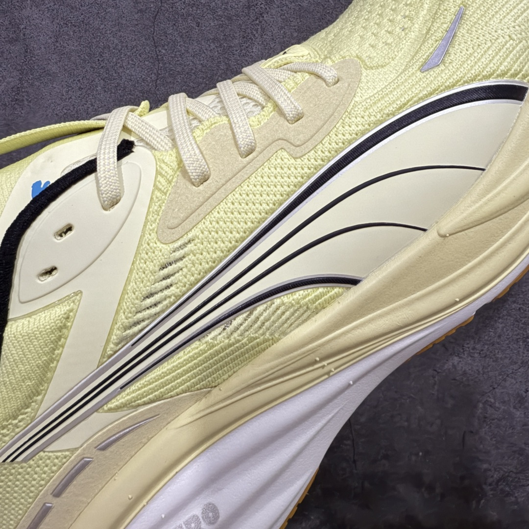 图片[4]-【纯原版】彪马彪破3 PUMA MAGNIFY NITRO 3代 PUMA跑鞋为跑步蓄 能，功能性和美观性兼备。搭载 PUMA NITRO 氮气中底，具备轻量与高缓冲回弹特性，打造柔软舒适脚感。以简约流畅的线条勾勒 PUMA 跑道，为鞋款增添一抹灵动气质。 鞋面 采用轻量化高弹织物鞋面，上脚透气舒适包覆，还确保了耐穿性和支撑性助力急速畅跑 中底 超临界NITRO氮气中底结合厚底轮廓舒适缓震，提供能力反馈，轻便柔软 跑步通勤皆可 鞋侧 PUMA 流线型跑道以明亮色彩呈现，勾勒活力运动美学 外底 采用 PUMAGRIP橡胶大底，止滑耐磨赋予跑者灵活自如的运动体验 货号 311046-05 尺码 36 37 37.5 38 38.5 39 40 40.5 41 42 42.5 43 44 44.5 45-选品中心