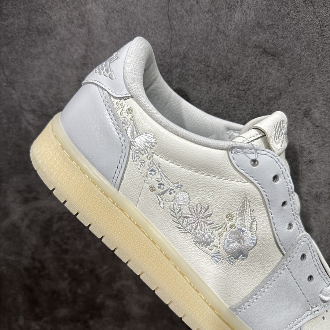 图片[7]-【原厂版】Air Jordan 1 Low \”Floral Swoosh\” AJ1 乔1花朵刺绣 低帮文化休闲板鞋 IF4391-100  #鞋身整体以灰白色纹理皮革为基础，搭配天空蓝色的覆盖层，营造出清新又富有层次感的视觉效果。  尺码：36 36.5 37.5 38 38.5 39 40 40.5 41 42 42.5 43 44 44.5 45 46 47.5-选品中心