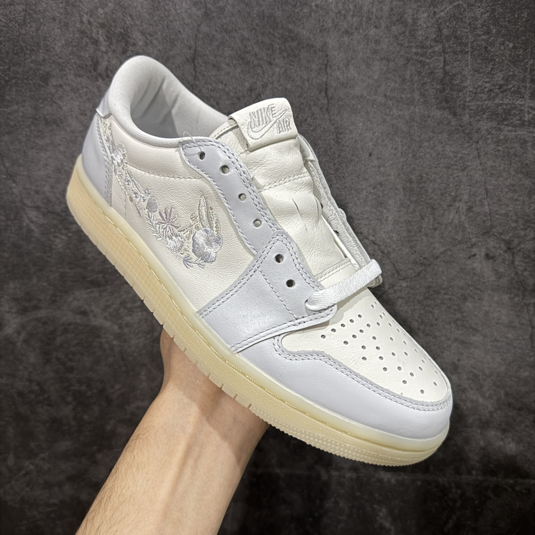 图片[3]-【原厂版】Air Jordan 1 Low \”Floral Swoosh\” AJ1 乔1花朵刺绣 低帮文化休闲板鞋 IF4391-100  #鞋身整体以灰白色纹理皮革为基础，搭配天空蓝色的覆盖层，营造出清新又富有层次感的视觉效果。  尺码：36 36.5 37.5 38 38.5 39 40 40.5 41 42 42.5 43 44 44.5 45 46 47.5-选品中心
