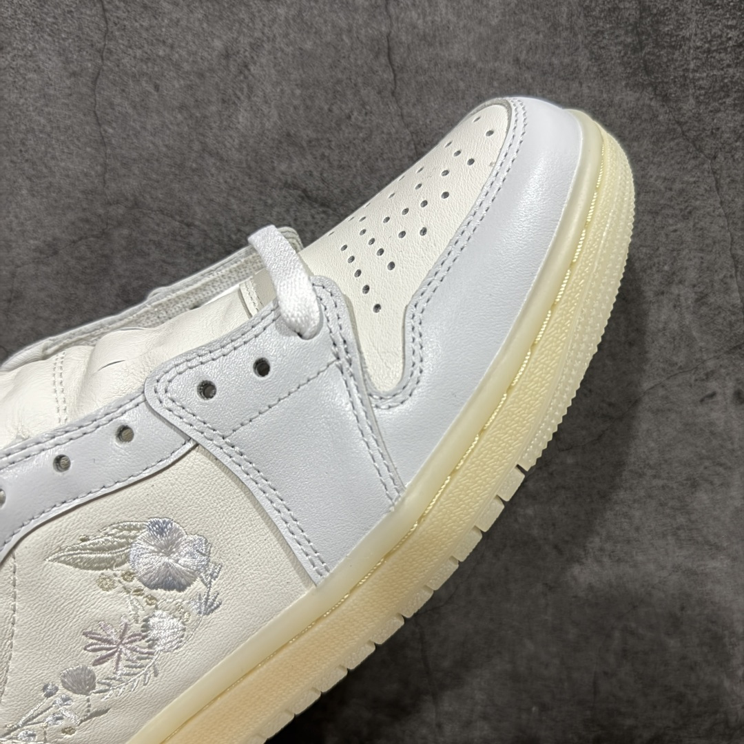 图片[6]-【原厂版】Air Jordan 1 Low \”Floral Swoosh\” AJ1 乔1花朵刺绣 低帮文化休闲板鞋 IF4391-100  #鞋身整体以灰白色纹理皮革为基础，搭配天空蓝色的覆盖层，营造出清新又富有层次感的视觉效果。  尺码：36 36.5 37.5 38 38.5 39 40 40.5 41 42 42.5 43 44 44.5 45 46 47.5-选品中心