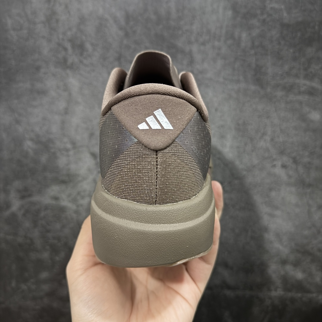 图片[4]-【RS纯原】AD Adizero Eva SL M 零度进化版系列低帮轻便透气竞速休闲运动慢跑鞋 KJ1439 全新版本出货 咖啡棕配色 品相相当完美 细节到位 全鞋均使用原材料 原档案打造 内置碳板 目前市场最强 欢迎对比 相信大家对去年 adidas 横空出世的「顶级超跑」adiZero Adios Pro EVO 1 记忆犹新！不仅登顶阿迪史上最轻跑鞋宝座，更在接下来的全球马拉松赛事中，持续书写着惊人成绩，被网友戏称新一代「阿迪神鞋」全网刷屏！极简设计语言与强烈速度感和存在感的鞋侧三线，让人过目不忘，特别种草！其中定位于中长跑训练的 adidas Adizero Evo SL，整体外观造型与 adiZero Adios Pro EVO 1 非常相似。中底配置方面搭载全掌 Lightstrike Pro，鞋面采用透气网面示人，契合日常训练鞋的定位，更加耐用。外底给到了马牌橡胶，及类似上代竞速旗舰 adidas Adizero Adios Pro 3 区域分布。整体看下来无论是外观的鲜明辨识度，还是配置的扎实程度都很顶。 尺码：39 40 40⅔ 41⅓ 42 42⅔ 43⅓ 44 45 46-选品中心