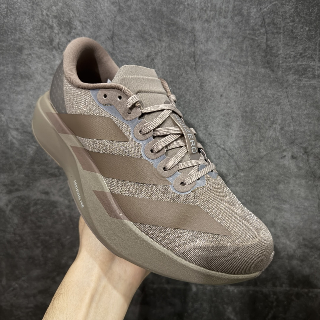 图片[3]-【RS纯原】AD Adizero Eva SL M 零度进化版系列低帮轻便透气竞速休闲运动慢跑鞋 KJ1439 全新版本出货 咖啡棕配色 品相相当完美 细节到位 全鞋均使用原材料 原档案打造 内置碳板 目前市场最强 欢迎对比 相信大家对去年 adidas 横空出世的「顶级超跑」adiZero Adios Pro EVO 1 记忆犹新！不仅登顶阿迪史上最轻跑鞋宝座，更在接下来的全球马拉松赛事中，持续书写着惊人成绩，被网友戏称新一代「阿迪神鞋」全网刷屏！极简设计语言与强烈速度感和存在感的鞋侧三线，让人过目不忘，特别种草！其中定位于中长跑训练的 adidas Adizero Evo SL，整体外观造型与 adiZero Adios Pro EVO 1 非常相似。中底配置方面搭载全掌 Lightstrike Pro，鞋面采用透气网面示人，契合日常训练鞋的定位，更加耐用。外底给到了马牌橡胶，及类似上代竞速旗舰 adidas Adizero Adios Pro 3 区域分布。整体看下来无论是外观的鲜明辨识度，还是配置的扎实程度都很顶。 尺码：39 40 40⅔ 41⅓ 42 42⅔ 43⅓ 44 45 46-选品中心