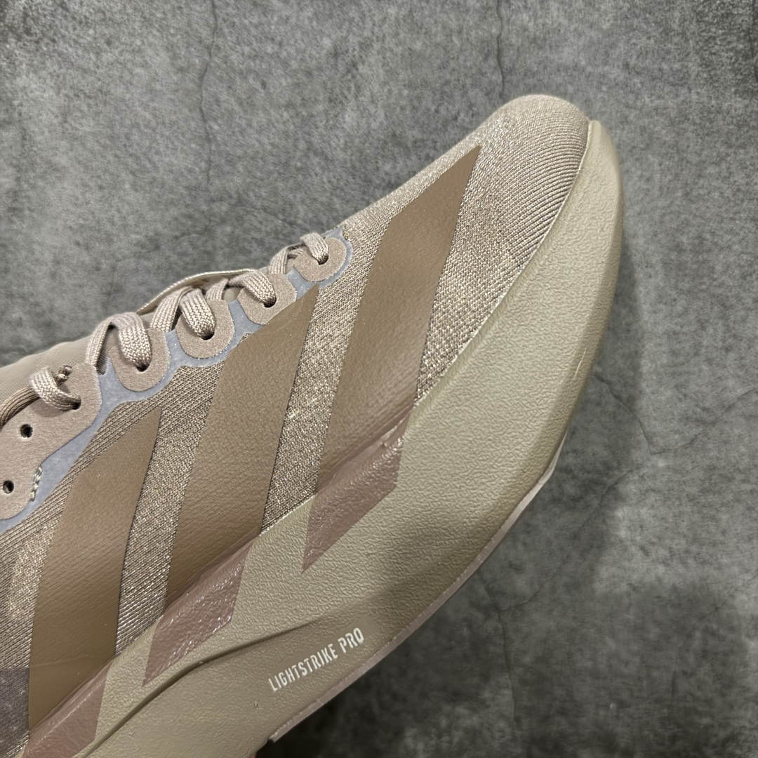 图片[6]-【RS纯原】AD Adizero Eva SL M 零度进化版系列低帮轻便透气竞速休闲运动慢跑鞋 KJ1439 全新版本出货 咖啡棕配色 品相相当完美 细节到位 全鞋均使用原材料 原档案打造 内置碳板 目前市场最强 欢迎对比 相信大家对去年 adidas 横空出世的「顶级超跑」adiZero Adios Pro EVO 1 记忆犹新！不仅登顶阿迪史上最轻跑鞋宝座，更在接下来的全球马拉松赛事中，持续书写着惊人成绩，被网友戏称新一代「阿迪神鞋」全网刷屏！极简设计语言与强烈速度感和存在感的鞋侧三线，让人过目不忘，特别种草！其中定位于中长跑训练的 adidas Adizero Evo SL，整体外观造型与 adiZero Adios Pro EVO 1 非常相似。中底配置方面搭载全掌 Lightstrike Pro，鞋面采用透气网面示人，契合日常训练鞋的定位，更加耐用。外底给到了马牌橡胶，及类似上代竞速旗舰 adidas Adizero Adios Pro 3 区域分布。整体看下来无论是外观的鲜明辨识度，还是配置的扎实程度都很顶。 尺码：39 40 40⅔ 41⅓ 42 42⅔ 43⅓ 44 45 46-选品中心