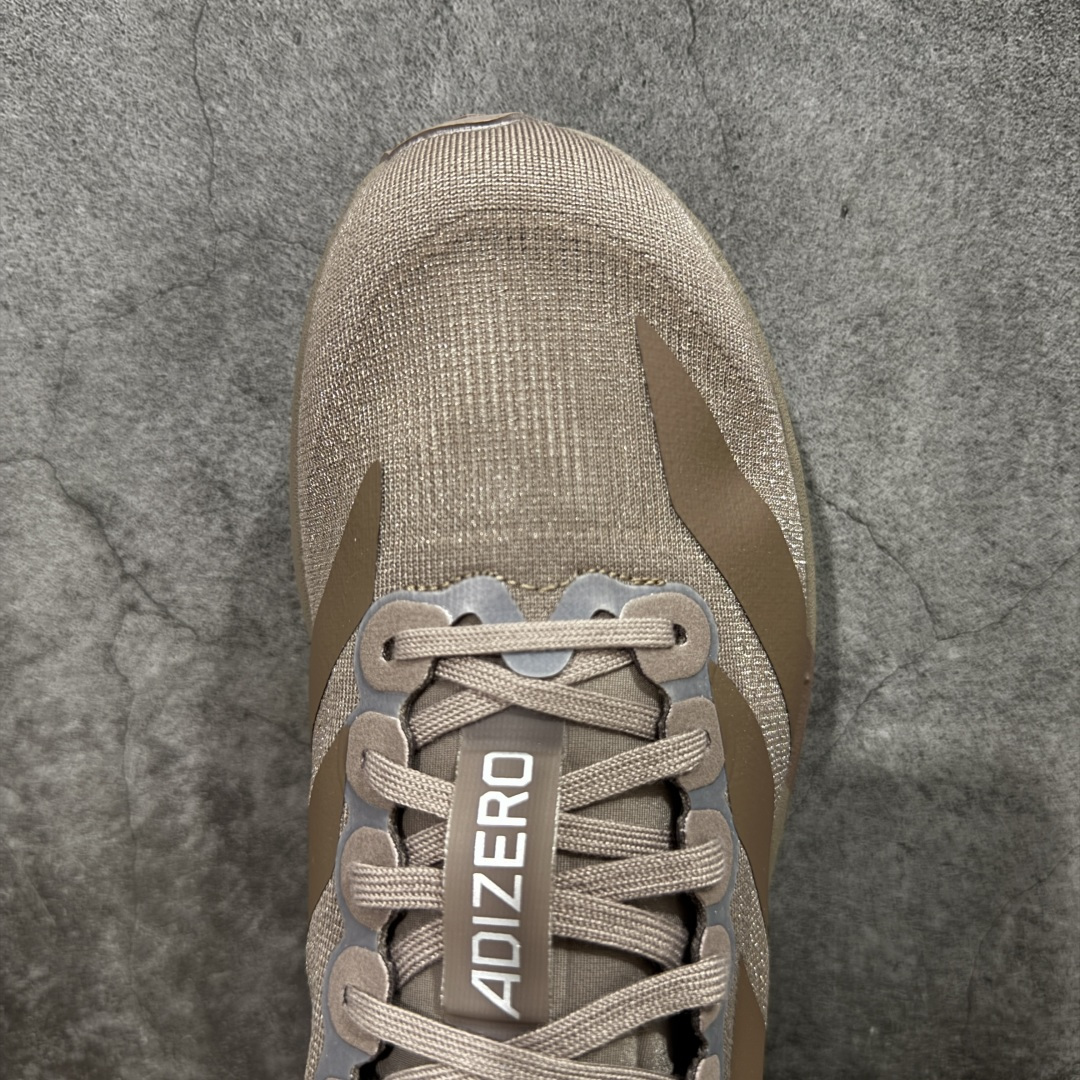 图片[5]-【RS纯原】AD Adizero Eva SL M 零度进化版系列低帮轻便透气竞速休闲运动慢跑鞋 KJ1439 全新版本出货 咖啡棕配色 品相相当完美 细节到位 全鞋均使用原材料 原档案打造 内置碳板 目前市场最强 欢迎对比 相信大家对去年 adidas 横空出世的「顶级超跑」adiZero Adios Pro EVO 1 记忆犹新！不仅登顶阿迪史上最轻跑鞋宝座，更在接下来的全球马拉松赛事中，持续书写着惊人成绩，被网友戏称新一代「阿迪神鞋」全网刷屏！极简设计语言与强烈速度感和存在感的鞋侧三线，让人过目不忘，特别种草！其中定位于中长跑训练的 adidas Adizero Evo SL，整体外观造型与 adiZero Adios Pro EVO 1 非常相似。中底配置方面搭载全掌 Lightstrike Pro，鞋面采用透气网面示人，契合日常训练鞋的定位，更加耐用。外底给到了马牌橡胶，及类似上代竞速旗舰 adidas Adizero Adios Pro 3 区域分布。整体看下来无论是外观的鲜明辨识度，还是配置的扎实程度都很顶。 尺码：39 40 40⅔ 41⅓ 42 42⅔ 43⅓ 44 45 46-选品中心