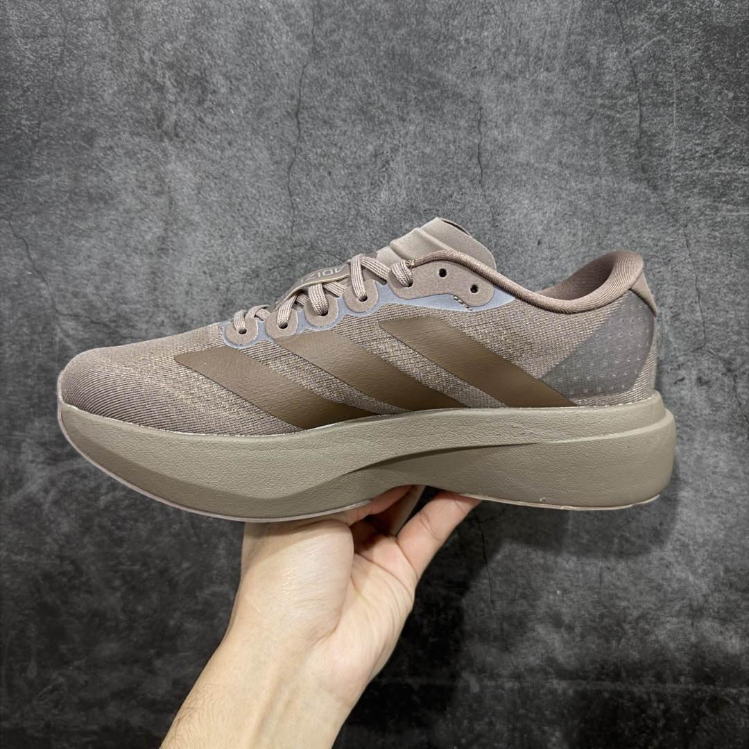 图片[2]-【RS纯原】AD Adizero Eva SL M 零度进化版系列低帮轻便透气竞速休闲运动慢跑鞋 KJ1439 全新版本出货 咖啡棕配色 品相相当完美 细节到位 全鞋均使用原材料 原档案打造 内置碳板 目前市场最强 欢迎对比 相信大家对去年 adidas 横空出世的「顶级超跑」adiZero Adios Pro EVO 1 记忆犹新！不仅登顶阿迪史上最轻跑鞋宝座，更在接下来的全球马拉松赛事中，持续书写着惊人成绩，被网友戏称新一代「阿迪神鞋」全网刷屏！极简设计语言与强烈速度感和存在感的鞋侧三线，让人过目不忘，特别种草！其中定位于中长跑训练的 adidas Adizero Evo SL，整体外观造型与 adiZero Adios Pro EVO 1 非常相似。中底配置方面搭载全掌 Lightstrike Pro，鞋面采用透气网面示人，契合日常训练鞋的定位，更加耐用。外底给到了马牌橡胶，及类似上代竞速旗舰 adidas Adizero Adios Pro 3 区域分布。整体看下来无论是外观的鲜明辨识度，还是配置的扎实程度都很顶。 尺码：39 40 40⅔ 41⅓ 42 42⅔ 43⅓ 44 45 46-选品中心