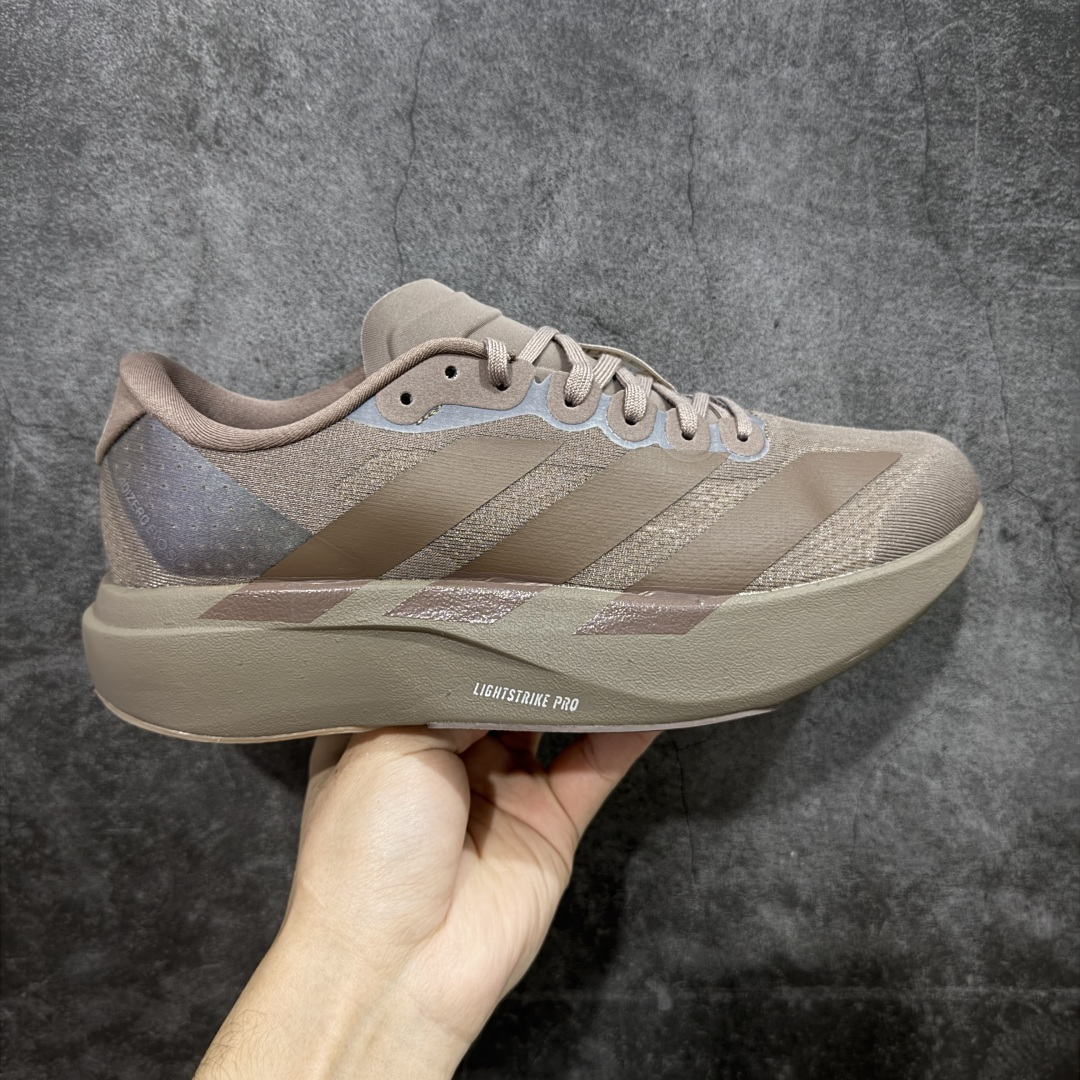 【RS纯原】AD Adizero Eva SL M 零度进化版系列低帮轻便透气竞速休闲运动慢跑鞋 KJ1439 全新版本出货 咖啡棕配色 品相相当完美 细节到位 全鞋均使用原材料 原档案打造 内置碳板 目前市场最强 欢迎对比 相信大家对去年 adidas 横空出世的「顶级超跑」adiZero Adios Pro EVO 1 记忆犹新!不仅登顶阿迪史上最轻跑鞋宝座,更在接下来的全球马拉松赛事中,持续书写着惊人成绩,被网友戏称新一代「阿迪神鞋」全网刷屏!极简设计语言与强烈速度感和存在感的鞋侧三线,让人过目不忘,特别种草!其中定位于中长跑训练的 adidas Adizero Evo SL,整体外观造型与 adiZero Adios Pro EVO 1 非常相似。中底配置方面搭载全掌 Lightstrike Pro,鞋面采用透气网面示人,契合日常训练鞋的定位,更加耐用。外底给到了马牌橡胶,及类似上代竞速旗舰 adidas Adizero Adios Pro 3 区域分布。整体看下来无论是外观的鲜明辨识度,还是配置的扎实程度都很顶。 尺码:39 40 40⅔ 41⅓ 42 42⅔ 43⅓ 44 45 46-选品中心