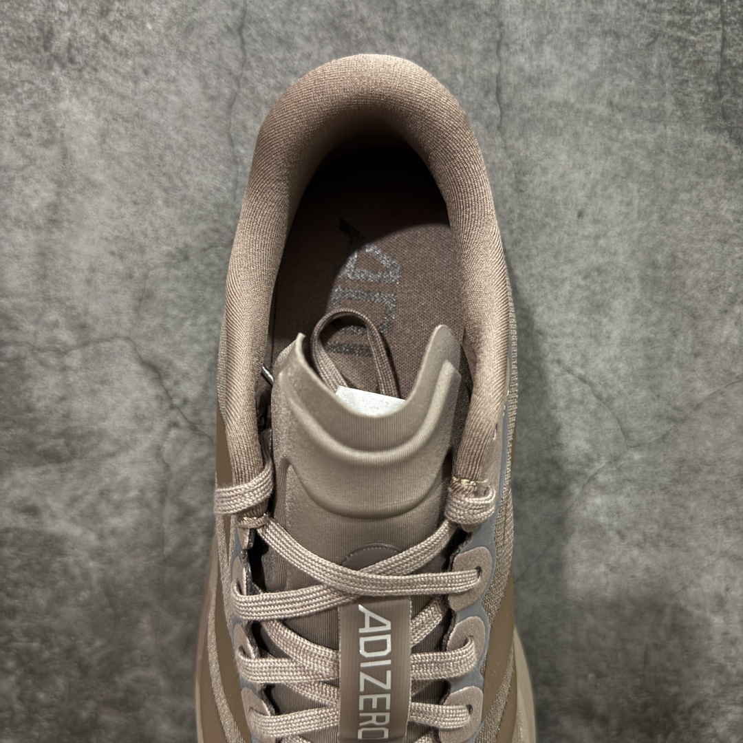 图片[8]-【RS纯原】AD Adizero Eva SL M 零度进化版系列低帮轻便透气竞速休闲运动慢跑鞋 KJ1439 全新版本出货 咖啡棕配色 品相相当完美 细节到位 全鞋均使用原材料 原档案打造 内置碳板 目前市场最强 欢迎对比 相信大家对去年 adidas 横空出世的「顶级超跑」adiZero Adios Pro EVO 1 记忆犹新！不仅登顶阿迪史上最轻跑鞋宝座，更在接下来的全球马拉松赛事中，持续书写着惊人成绩，被网友戏称新一代「阿迪神鞋」全网刷屏！极简设计语言与强烈速度感和存在感的鞋侧三线，让人过目不忘，特别种草！其中定位于中长跑训练的 adidas Adizero Evo SL，整体外观造型与 adiZero Adios Pro EVO 1 非常相似。中底配置方面搭载全掌 Lightstrike Pro，鞋面采用透气网面示人，契合日常训练鞋的定位，更加耐用。外底给到了马牌橡胶，及类似上代竞速旗舰 adidas Adizero Adios Pro 3 区域分布。整体看下来无论是外观的鲜明辨识度，还是配置的扎实程度都很顶。 尺码：39 40 40⅔ 41⅓ 42 42⅔ 43⅓ 44 45 46-选品中心