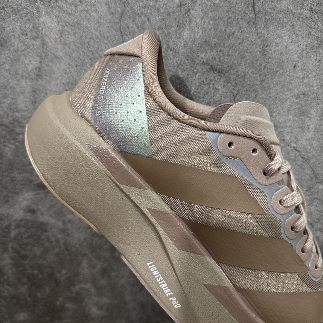 图片[7]-【RS纯原】AD Adizero Eva SL M 零度进化版系列低帮轻便透气竞速休闲运动慢跑鞋 KJ1439 全新版本出货 咖啡棕配色 品相相当完美 细节到位 全鞋均使用原材料 原档案打造 内置碳板 目前市场最强 欢迎对比 相信大家对去年 adidas 横空出世的「顶级超跑」adiZero Adios Pro EVO 1 记忆犹新！不仅登顶阿迪史上最轻跑鞋宝座，更在接下来的全球马拉松赛事中，持续书写着惊人成绩，被网友戏称新一代「阿迪神鞋」全网刷屏！极简设计语言与强烈速度感和存在感的鞋侧三线，让人过目不忘，特别种草！其中定位于中长跑训练的 adidas Adizero Evo SL，整体外观造型与 adiZero Adios Pro EVO 1 非常相似。中底配置方面搭载全掌 Lightstrike Pro，鞋面采用透气网面示人，契合日常训练鞋的定位，更加耐用。外底给到了马牌橡胶，及类似上代竞速旗舰 adidas Adizero Adios Pro 3 区域分布。整体看下来无论是外观的鲜明辨识度，还是配置的扎实程度都很顶。 尺码：39 40 40⅔ 41⅓ 42 42⅔ 43⅓ 44 45 46-选品中心