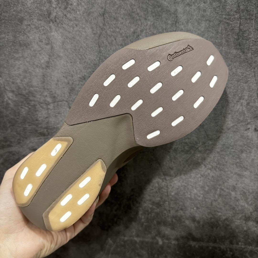 图片[9]-【RS纯原】AD Adizero Eva SL M 零度进化版系列低帮轻便透气竞速休闲运动慢跑鞋 KJ1439 全新版本出货 咖啡棕配色 品相相当完美 细节到位 全鞋均使用原材料 原档案打造 内置碳板 目前市场最强 欢迎对比 相信大家对去年 adidas 横空出世的「顶级超跑」adiZero Adios Pro EVO 1 记忆犹新！不仅登顶阿迪史上最轻跑鞋宝座，更在接下来的全球马拉松赛事中，持续书写着惊人成绩，被网友戏称新一代「阿迪神鞋」全网刷屏！极简设计语言与强烈速度感和存在感的鞋侧三线，让人过目不忘，特别种草！其中定位于中长跑训练的 adidas Adizero Evo SL，整体外观造型与 adiZero Adios Pro EVO 1 非常相似。中底配置方面搭载全掌 Lightstrike Pro，鞋面采用透气网面示人，契合日常训练鞋的定位，更加耐用。外底给到了马牌橡胶，及类似上代竞速旗舰 adidas Adizero Adios Pro 3 区域分布。整体看下来无论是外观的鲜明辨识度，还是配置的扎实程度都很顶。 尺码：39 40 40⅔ 41⅓ 42 42⅔ 43⅓ 44 45 46-选品中心