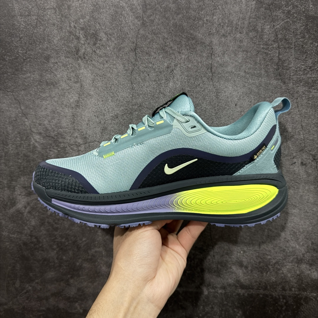 图片[2]-【纯原组合底】Nike VOMERO 18 GTX 耐克 舒适减震防滑 低帮跑步鞋 正确组合大底 正确真正gtx防水鞋面 全掌ReactX泡绵中底 前掌和后跟还配备了Air Zoom气垫单元 据说跑起来更快更舒适哦 这次最大的升级点 首次引入了ReactX泡绵 货号：HQ7001-300 尺码：35.5 36 36.5 37.5 38 38.5 39 40 40.5 41 42 42.5 43 44 45 编码：GLB240250-选品中心