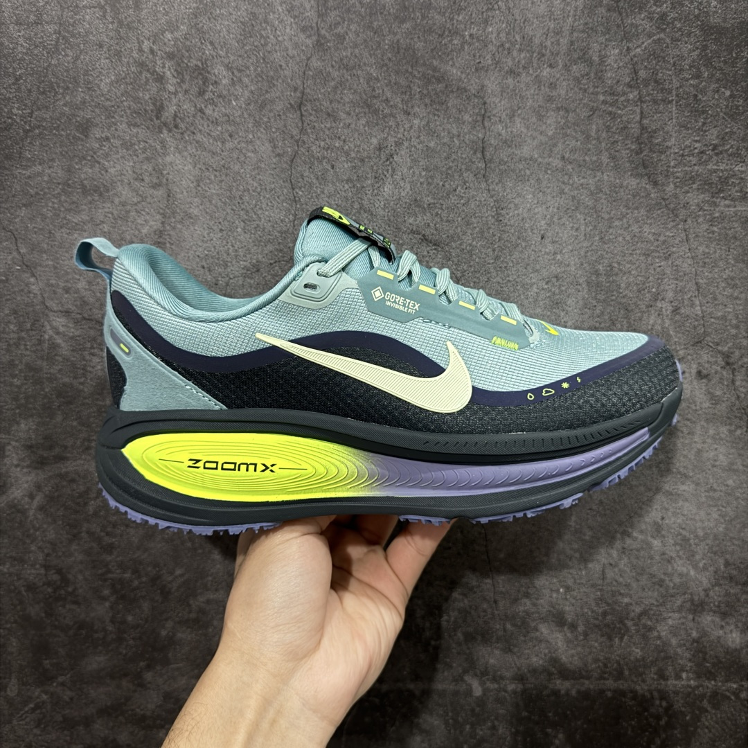 【纯原组合底】Nike VOMERO 18 GTX 耐克 舒适减震防滑 低帮跑步鞋 正确组合大底 正确真正gtx防水鞋面 全掌ReactX泡绵中底 前掌和后跟还配备了Air Zoom气垫单元 据说跑起来更快更舒适哦 这次最大的升级点 首次引入了ReactX泡绵 货号:HQ7001-300 尺码:35.5 36 36.5 37.5 38 38.5 39 40 40.5 41 42 42.5 43 44 45 编码:GLB240250-选品中心