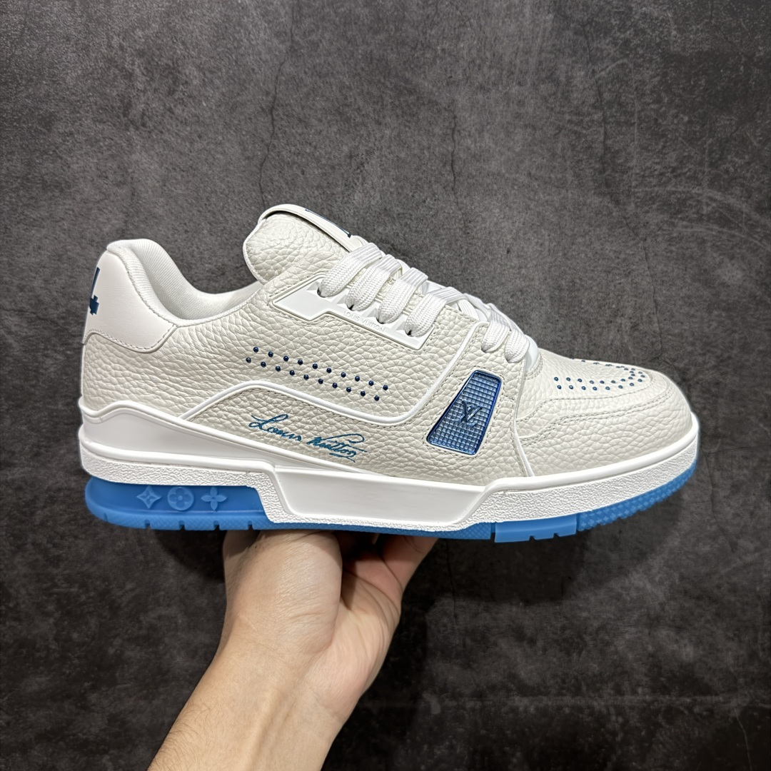 【天花板/Goat版】 市场最强版 没有之一的存在💪🏻 Louis Vuitton LV Trainer 系列全新版上架 手里有正品的可以对比下🆚懂货的看细节‼️ 此版品质是市场从未达到的新高度！ 整体版型 皮料 牛仔布的色差 压花纹路清晰度 后跟版型等等 都可以自行对比[机智]吊打市场所有货，怒甩十条街的那种，直接来正品对比图🆚，欢迎拿市场各大工厂的货来对比！ 尺码：35-45码-选品中心