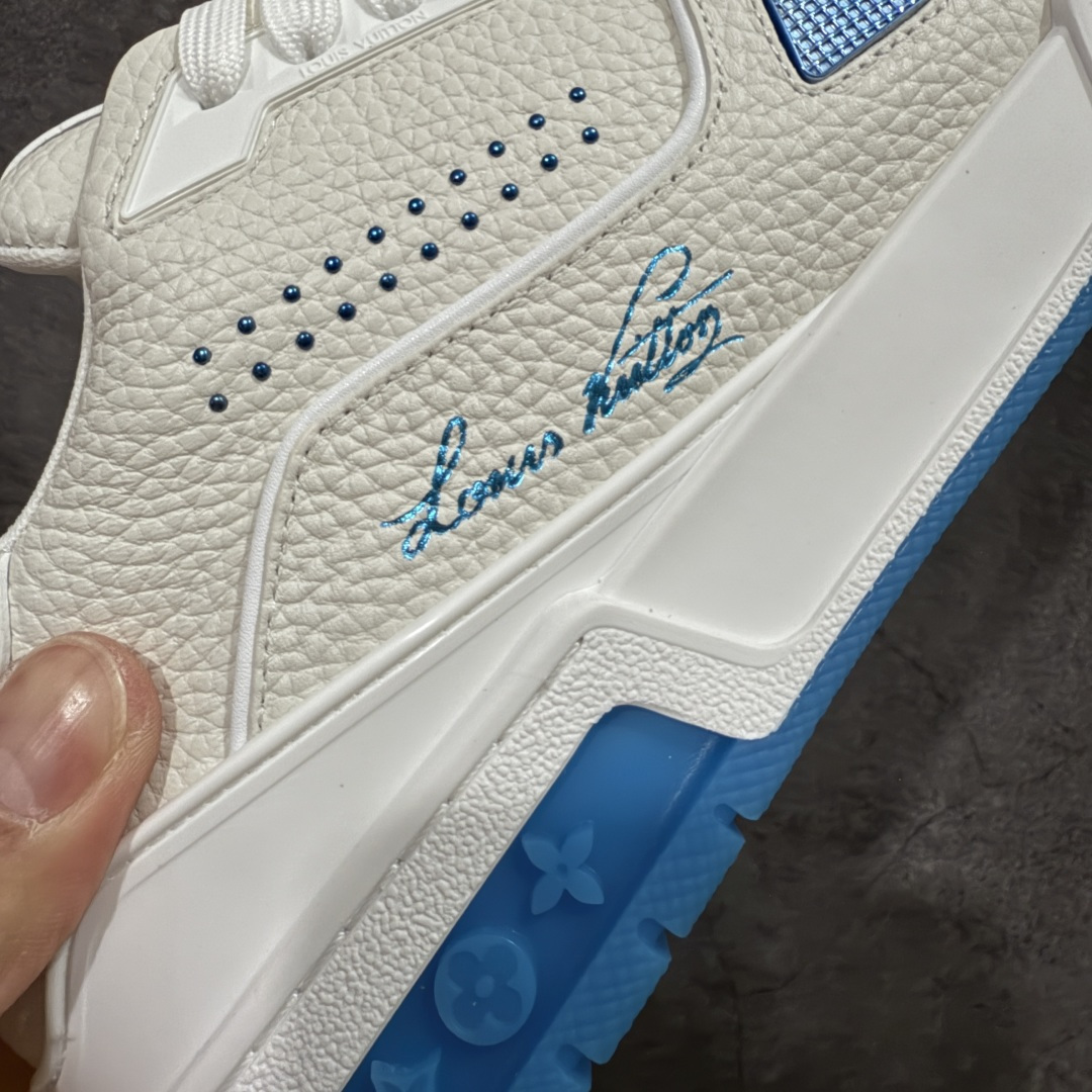 图片[3]-【天花板/Goat版】 市场最强版 没有之一的存在💪🏻 Louis Vuitton LV Trainer 系列全新版上架 手里有正品的可以对比下🆚懂货的看细节‼️ 此版品质是市场从未达到的新高度！ 整体版型 皮料 牛仔布的色差 压花纹路清晰度 后跟版型等等 都可以自行对比[机智]吊打市场所有货，怒甩十条街的那种，直接来正品对比图🆚，欢迎拿市场各大工厂的货来对比！ 尺码：35-45码-选品中心