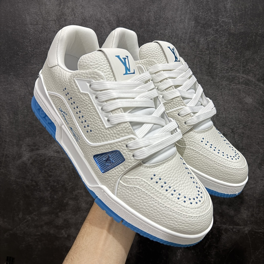 【天花板/Goat版】 市场最强版 没有之一的存在💪🏻 Louis Vuitton LV Trainer 系列全新版上架 手里有正品的可以对比下🆚懂货的看细节‼️ 此版品质是市场从未达到的新高度！ 整体版型 皮料 牛仔布的色差 压花纹路清晰度 后跟版型等等 都可以自行对比[机智]吊打市场所有货，怒甩十条街的那种，直接来正品对比图🆚，欢迎拿市场各大工厂的货来对比！ 尺码：35-45码-选品中心
