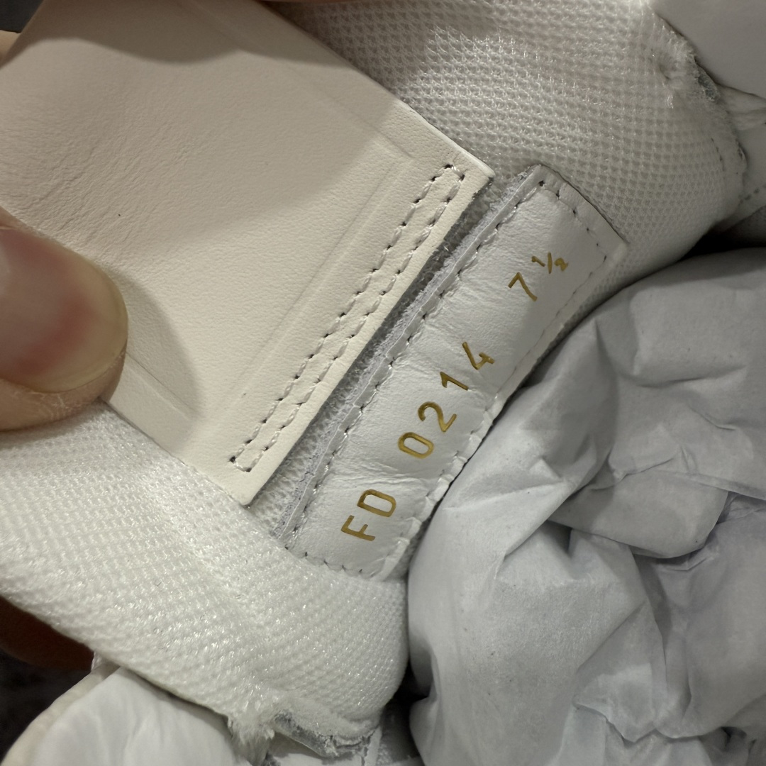 图片[7]-【天花板/Goat版】 市场最强版 没有之一的存在💪🏻 Louis Vuitton LV Trainer 系列全新版上架 手里有正品的可以对比下🆚懂货的看细节‼️ 此版品质是市场从未达到的新高度！ 整体版型 皮料 牛仔布的色差 压花纹路清晰度 后跟版型等等 都可以自行对比[机智]吊打市场所有货，怒甩十条街的那种，直接来正品对比图🆚，欢迎拿市场各大工厂的货来对比！ 尺码：35-45码-选品中心