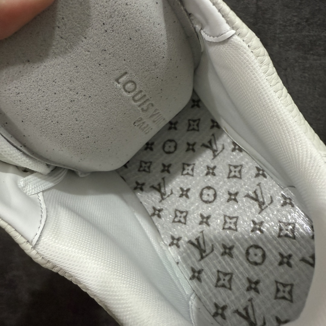 图片[9]-【天花板/Goat版】 市场最强版 没有之一的存在💪🏻 Louis Vuitton LV Trainer 系列全新版上架 手里有正品的可以对比下🆚懂货的看细节‼️ 此版品质是市场从未达到的新高度！ 整体版型 皮料 牛仔布的色差 压花纹路清晰度 后跟版型等等 都可以自行对比[机智]吊打市场所有货，怒甩十条街的那种，直接来正品对比图🆚，欢迎拿市场各大工厂的货来对比！ 尺码：35-45码-选品中心