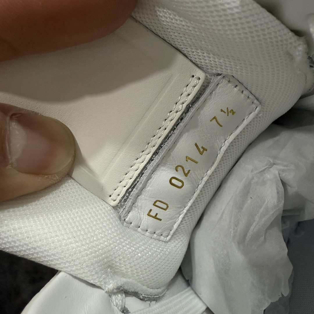 图片[7]-【天花板/Goat版】 市场最强版 没有之一的存在💪🏻 Louis Vuitton LV Trainer 系列全新版上架 手里有正品的可以对比下🆚懂货的看细节‼️ 此版品质是市场从未达到的新高度！ 整体版型 皮料 牛仔布的色差 压花纹路清晰度 后跟版型等等 都可以自行对比[机智]吊打市场所有货，怒甩十条街的那种，直接来正品对比图🆚，欢迎拿市场各大工厂的货来对比！ 尺码：35-45码-选品中心