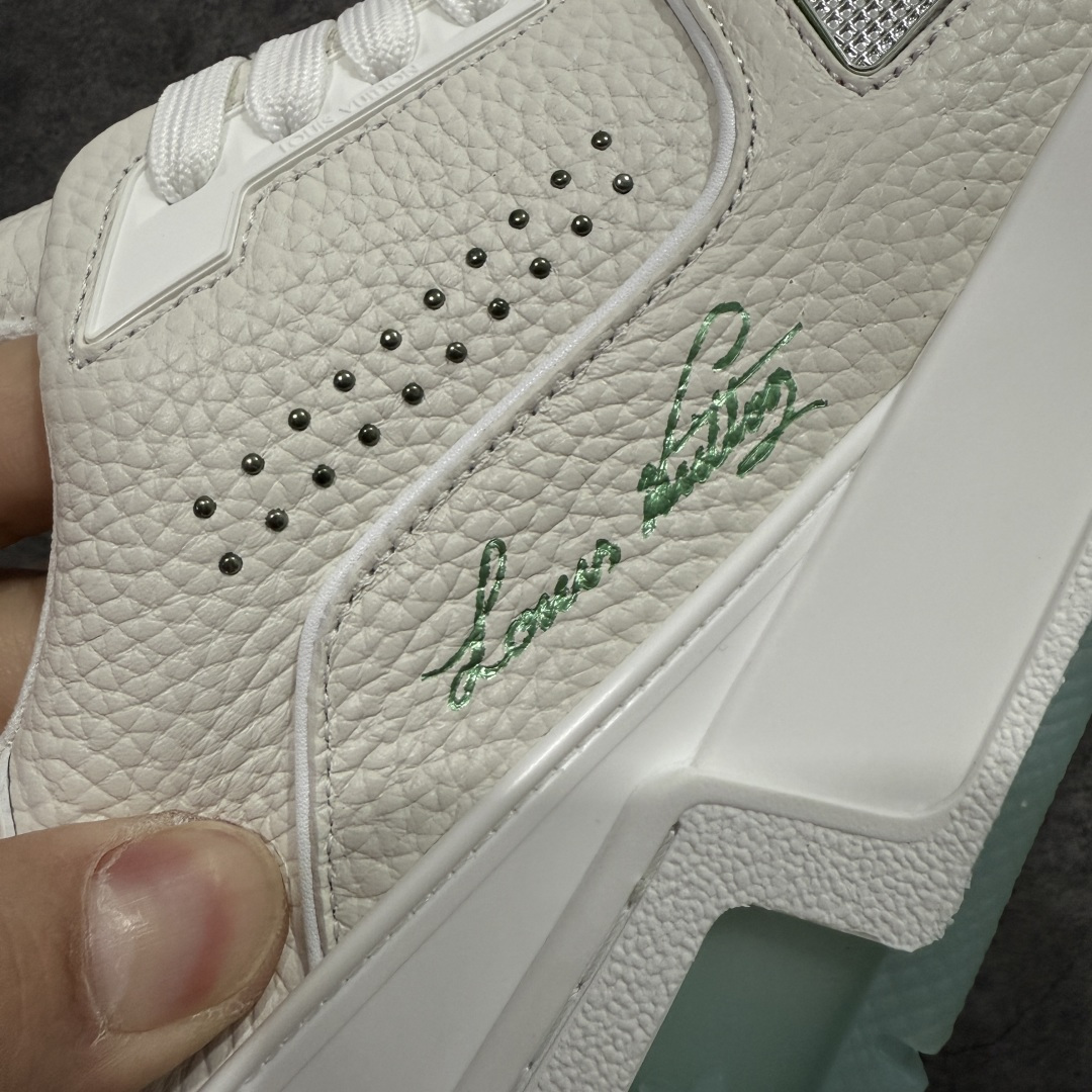 图片[3]-【天花板/Goat版】 市场最强版 没有之一的存在💪🏻 Louis Vuitton LV Trainer 系列全新版上架 手里有正品的可以对比下🆚懂货的看细节‼️ 此版品质是市场从未达到的新高度！ 整体版型 皮料 牛仔布的色差 压花纹路清晰度 后跟版型等等 都可以自行对比[机智]吊打市场所有货，怒甩十条街的那种，直接来正品对比图🆚，欢迎拿市场各大工厂的货来对比！ 尺码：35-45码-选品中心