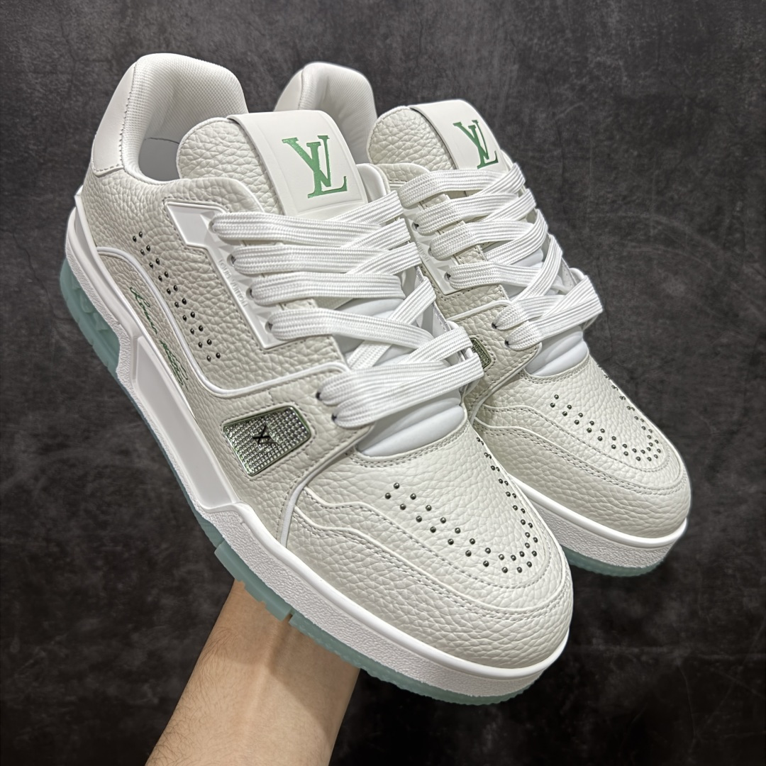 【天花板/Goat版】 市场最强版 没有之一的存在💪🏻 Louis Vuitton LV Trainer 系列全新版上架 手里有正品的可以对比下🆚懂货的看细节‼️ 此版品质是市场从未达到的新高度！ 整体版型 皮料 牛仔布的色差 压花纹路清晰度 后跟版型等等 都可以自行对比[机智]吊打市场所有货，怒甩十条街的那种，直接来正品对比图🆚，欢迎拿市场各大工厂的货来对比！ 尺码：35-45码-选品中心