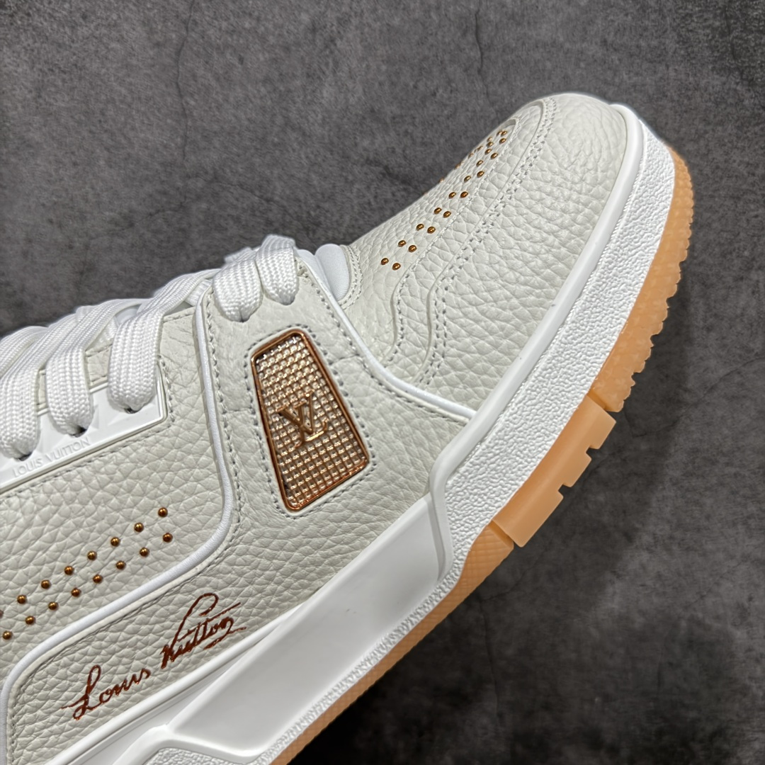 图片[6]-【天花板/Goat版】 市场最强版 没有之一的存在💪🏻 Louis Vuitton LV Trainer 系列全新版上架 手里有正品的可以对比下🆚懂货的看细节‼️ 此版品质是市场从未达到的新高度！ 整体版型 皮料 牛仔布的色差 压花纹路清晰度 后跟版型等等 都可以自行对比[机智]吊打市场所有货，怒甩十条街的那种，直接来正品对比图🆚，欢迎拿市场各大工厂的货来对比！ 尺码：35-45码-选品中心